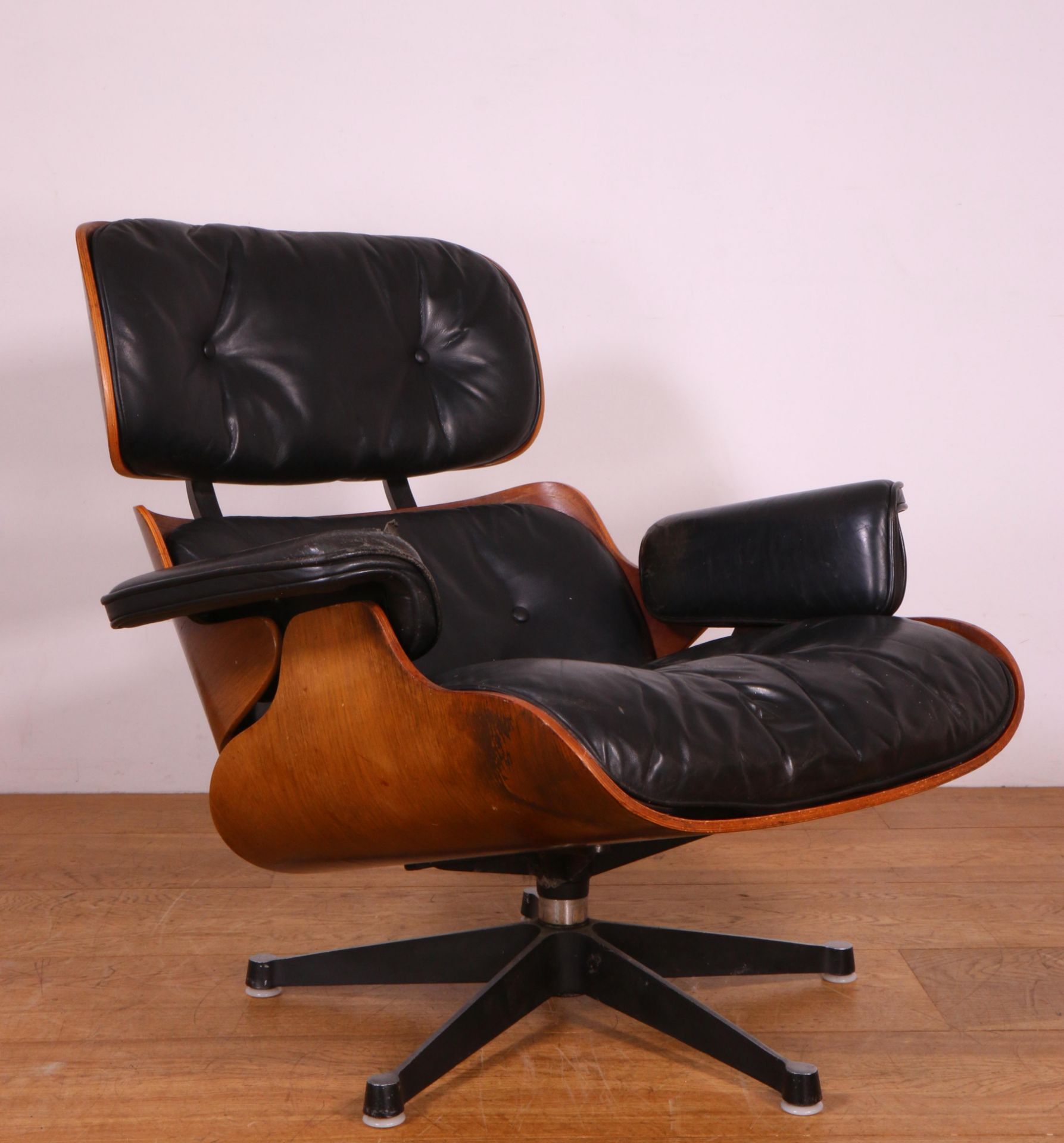 Charles & Ray Eames voor Herman Miller, U.S.A, Lounge Chair, model no. 670. - Image 3 of 9