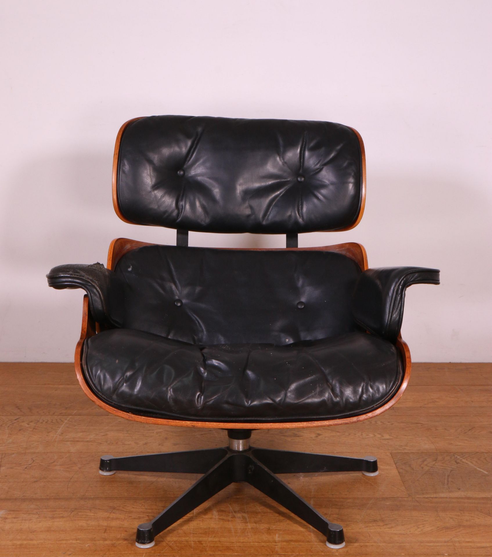 Charles & Ray Eames voor Herman Miller, U.S.A, Lounge Chair, model no. 670. - Image 8 of 9