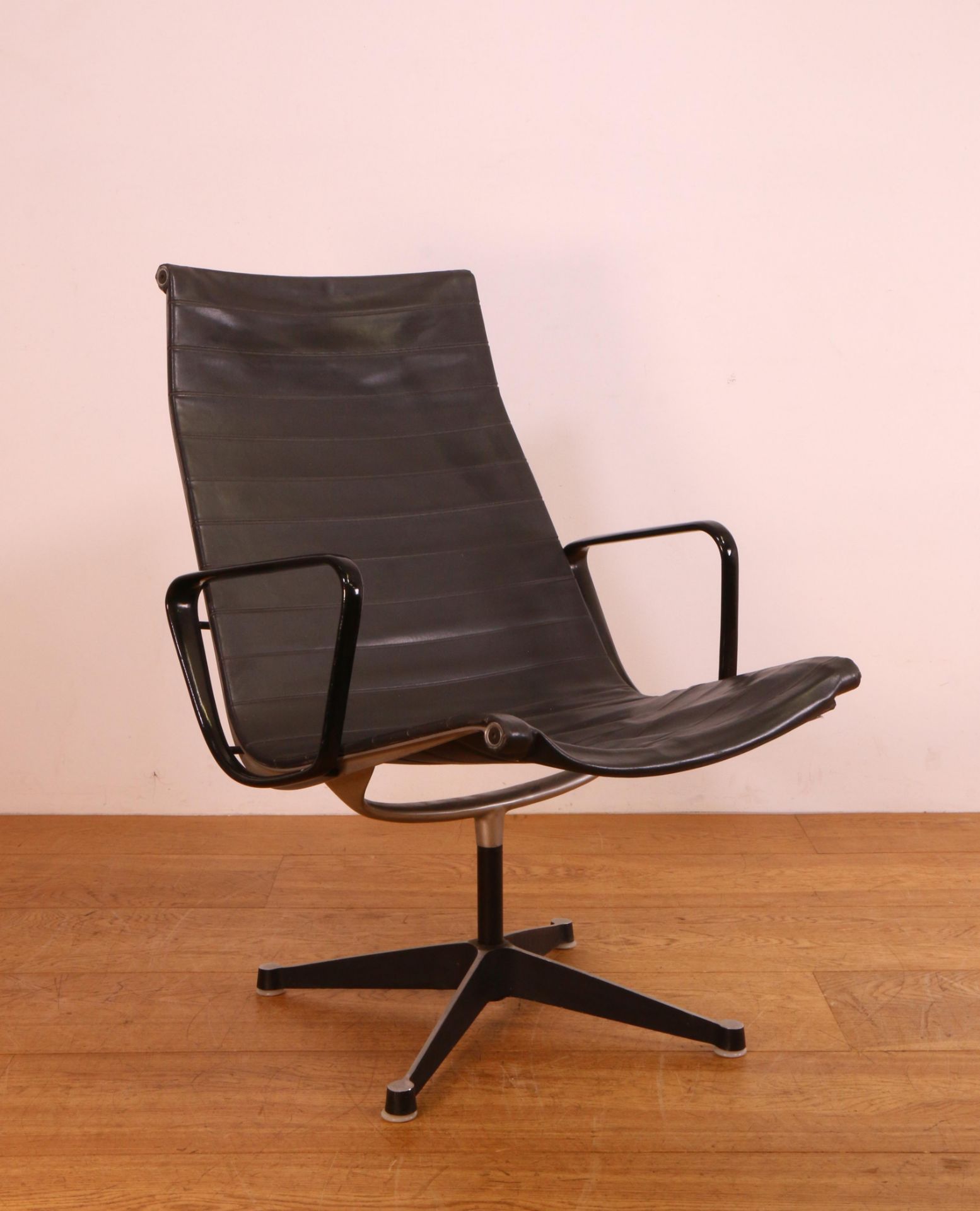 Charles & Ray Eames voor Herman Miller, U.S.A, Lounge Chair, model no. 670. - Image 9 of 9