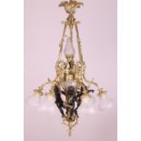 Frankrijk, verguld en deels zwart gepatineerde bronzen hanglamp, Louis XV-XVI stijl;