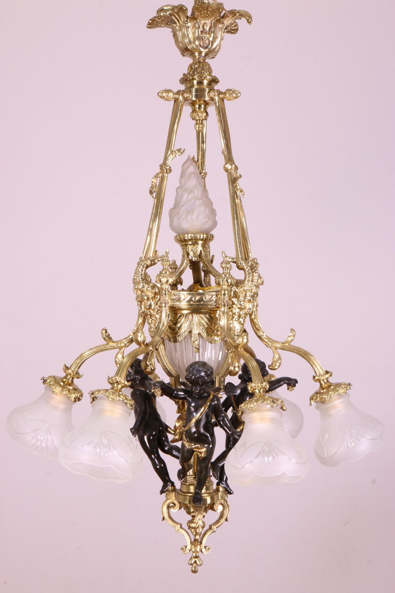 Frankrijk, verguld en deels zwart gepatineerde bronzen hanglamp, Louis XV-XVI stijl;