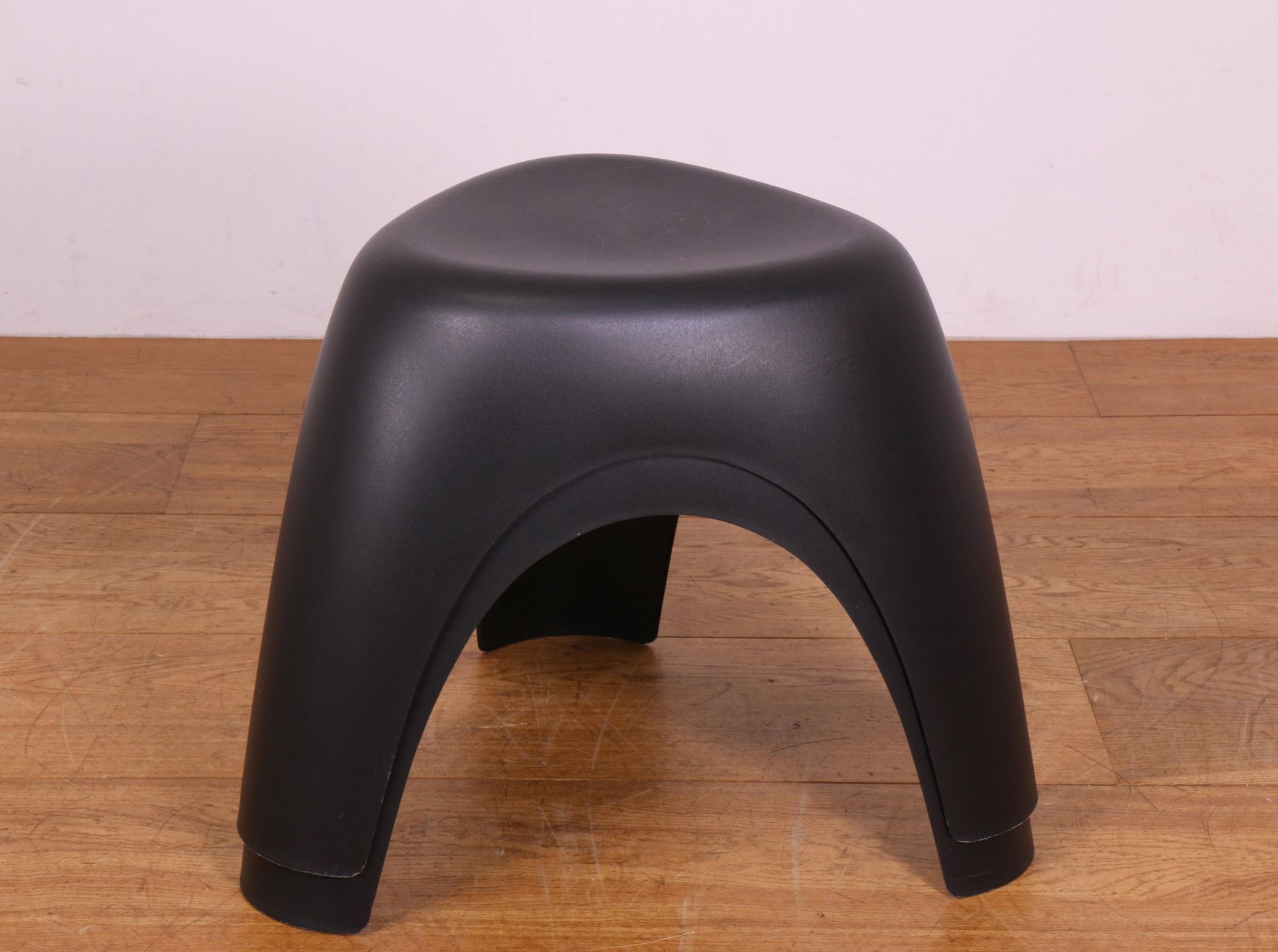 Sori Yanagi voor Vitra, Zwitserland, paar zwart kunststoffen krukjes, 'Elephant Stools', ontwerp 195 - Image 2 of 2