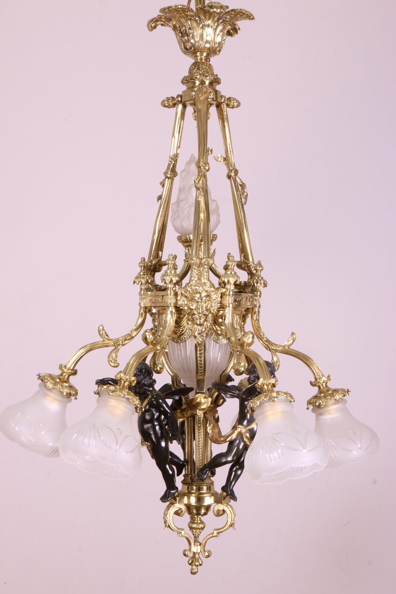 Frankrijk, verguld en deels zwart gepatineerde bronzen hanglamp, Louis XV-XVI stijl; - Image 2 of 2