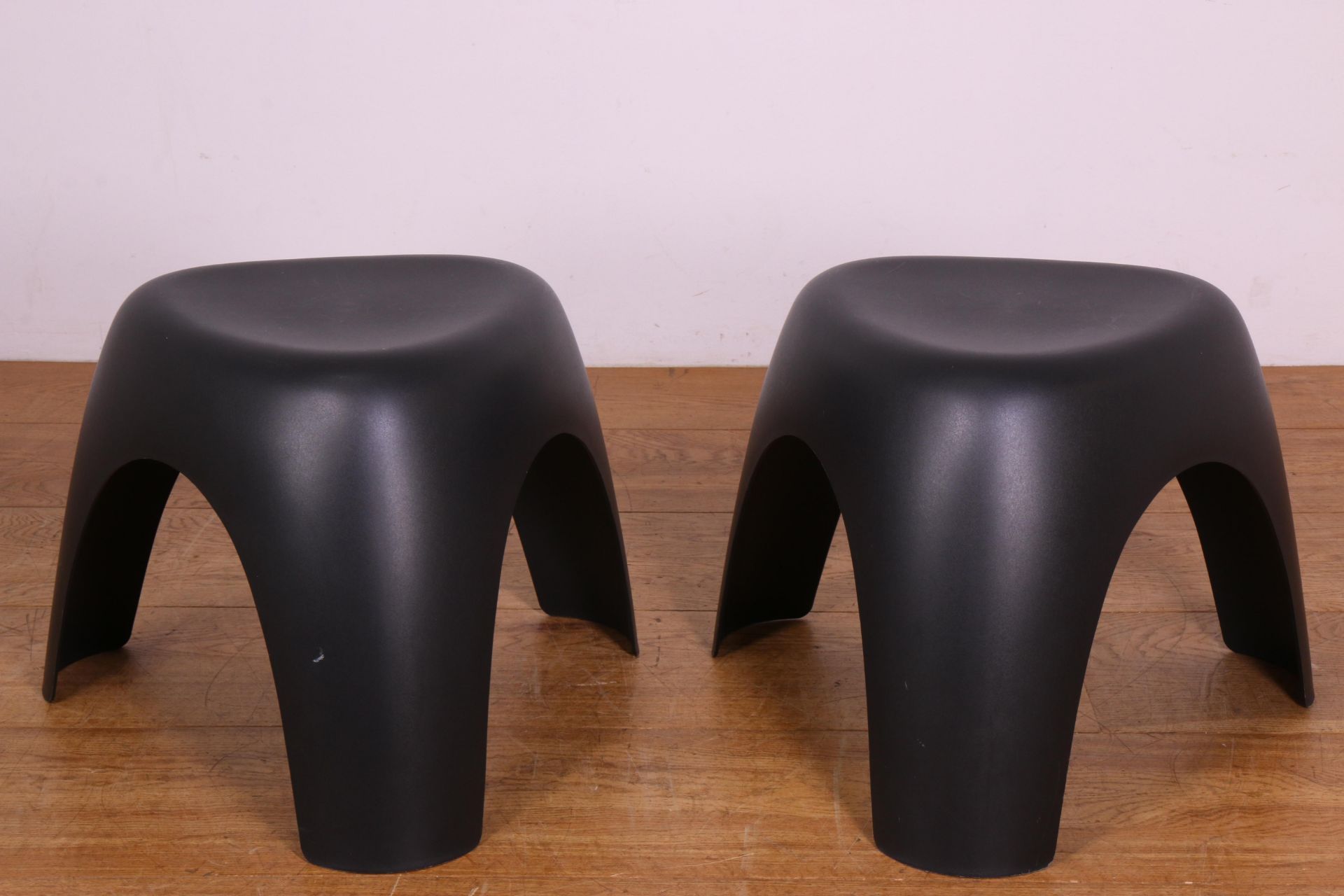 Sori Yanagi voor Vitra, Zwitserland, paar zwart kunststoffen krukjes, 'Elephant Stools', ontwerp 195