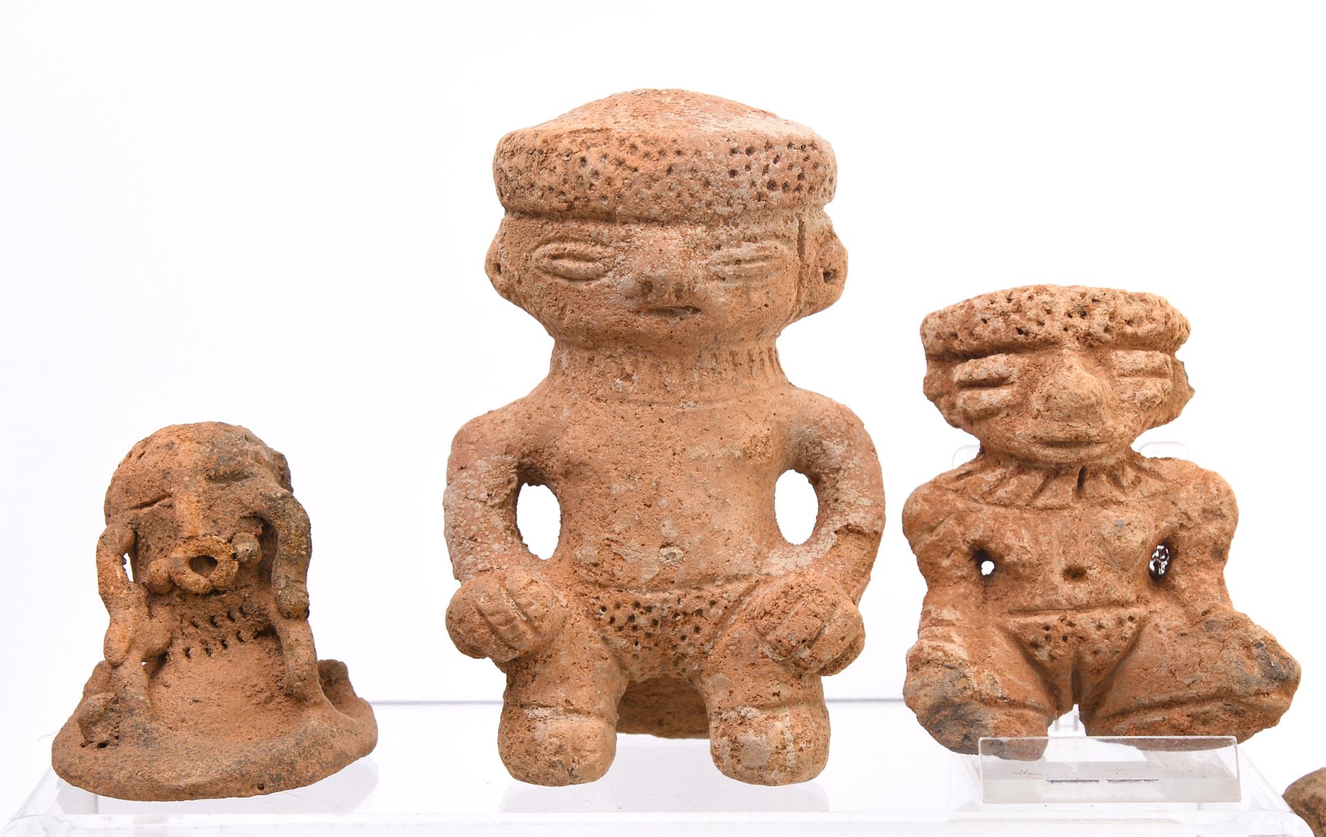 Colombia, Sinu region, a collection of fourteen various terracotta figures, ca. 1200-1400 AD. - Image 9 of 9