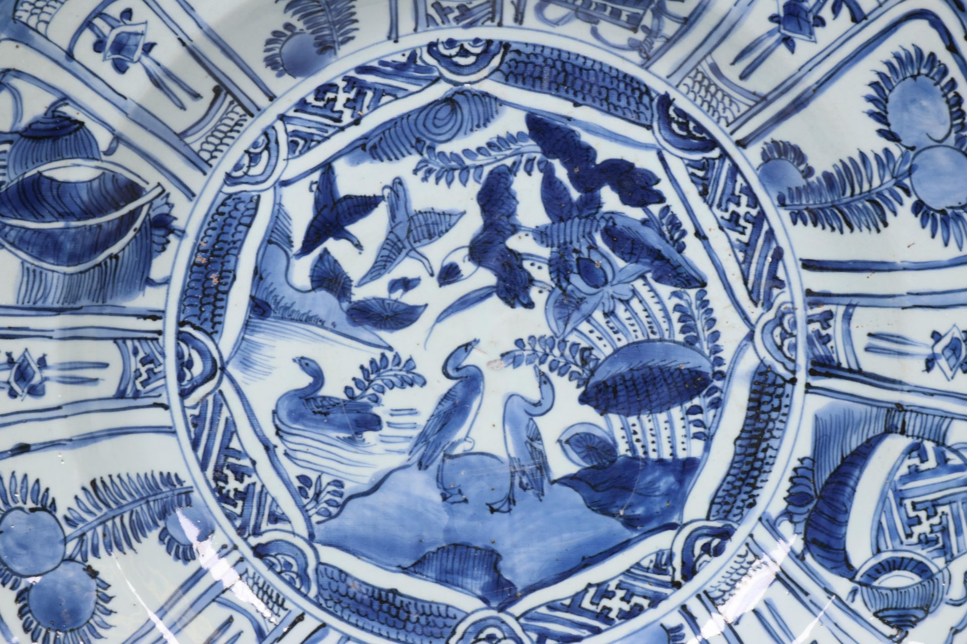 China, large blue and white 'kraak porselein' dish, Wanli period (1573-1619), - Bild 2 aus 5