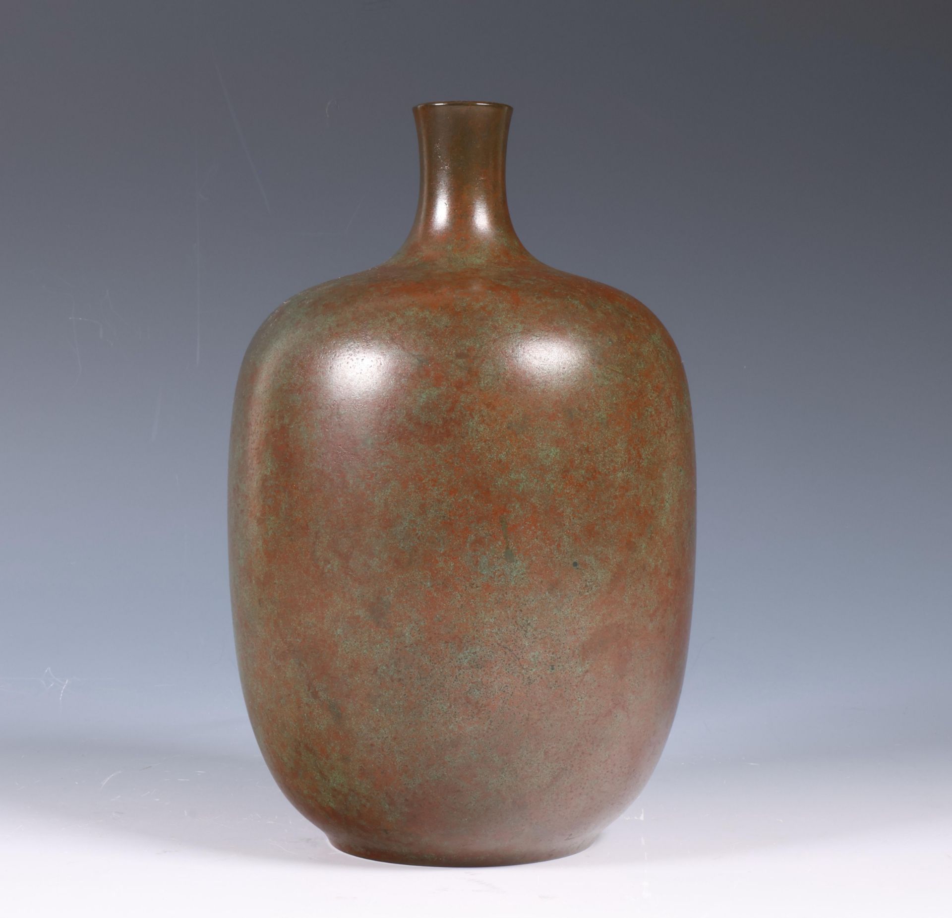 Japan, bronze vase with greenish brown marbled patina, signed by Living National Treasure Toyochika 