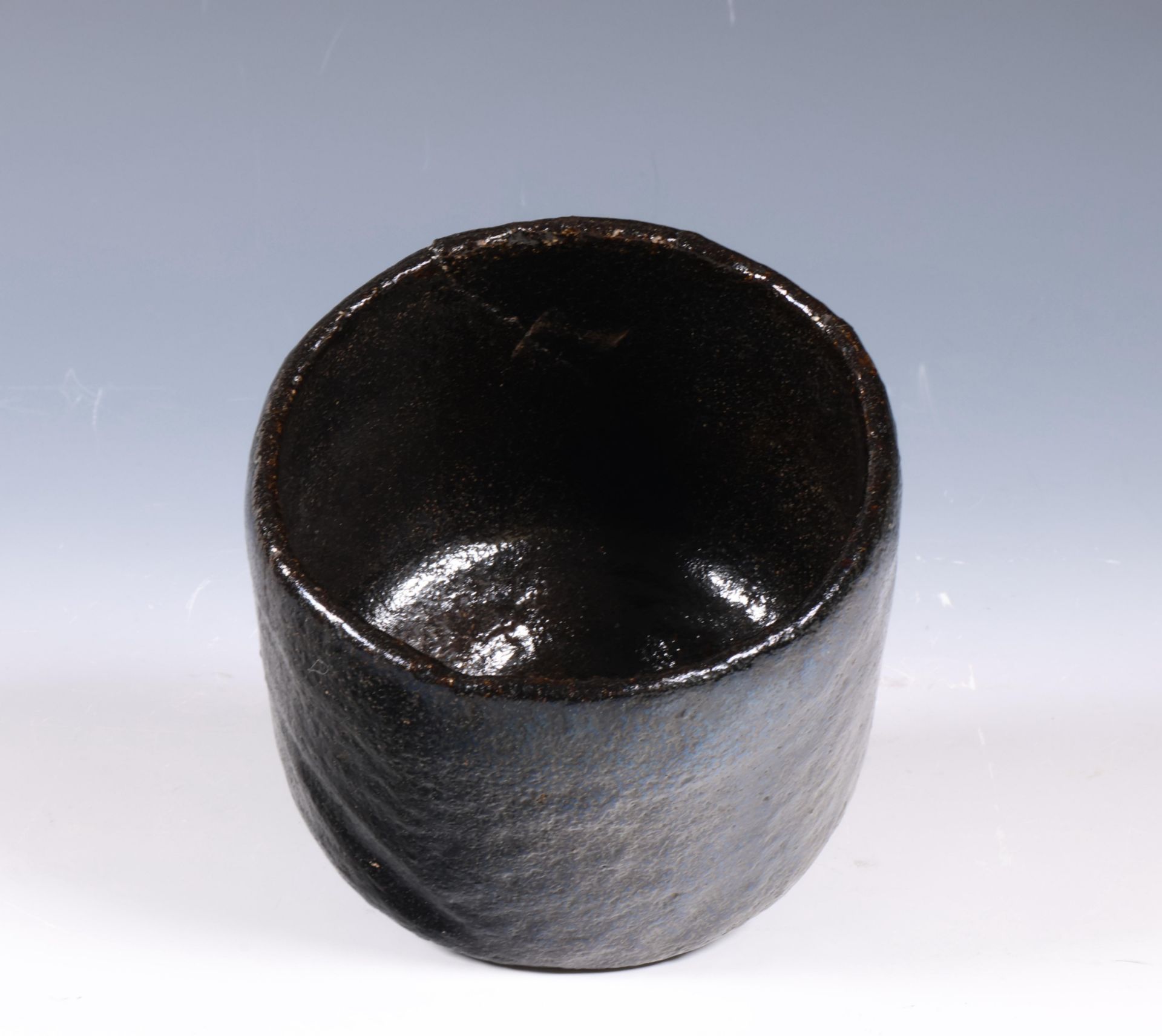 Japan, black ceramic Kuro-Raku teabowl (chawan), - Bild 3 aus 4