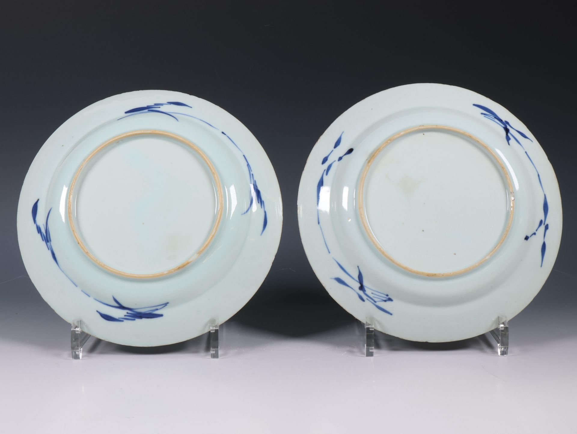 China, two pairs of blue and white plates, Kangxi period (1662-1722) and 18th century, - Image 2 of 4