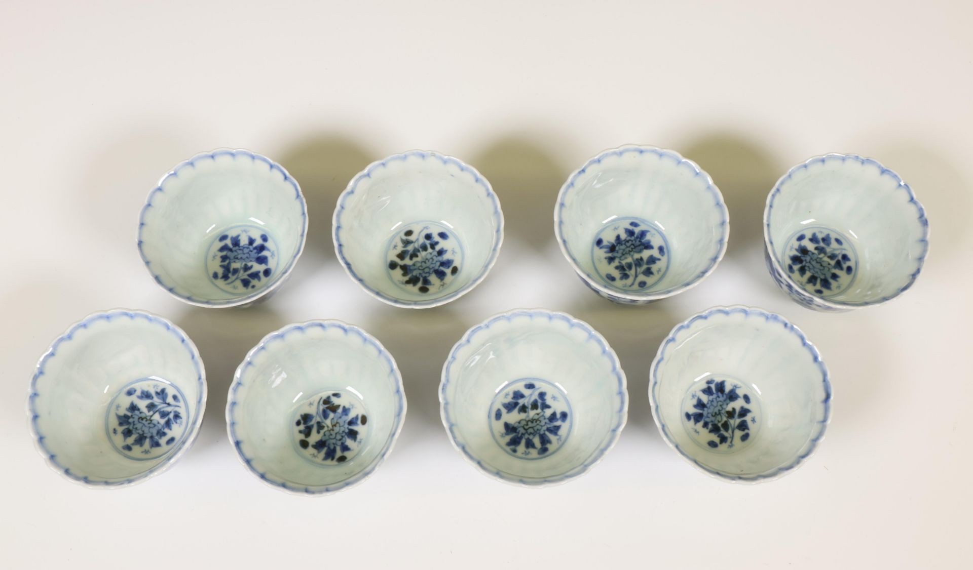 Japan, set of eight blue and white porcelain cups and saucers, 19th century, - Bild 2 aus 5