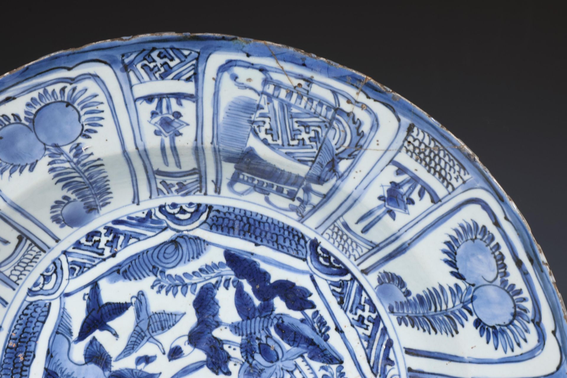 China, large blue and white 'kraak porselein' dish, Wanli period (1573-1619), - Bild 3 aus 5