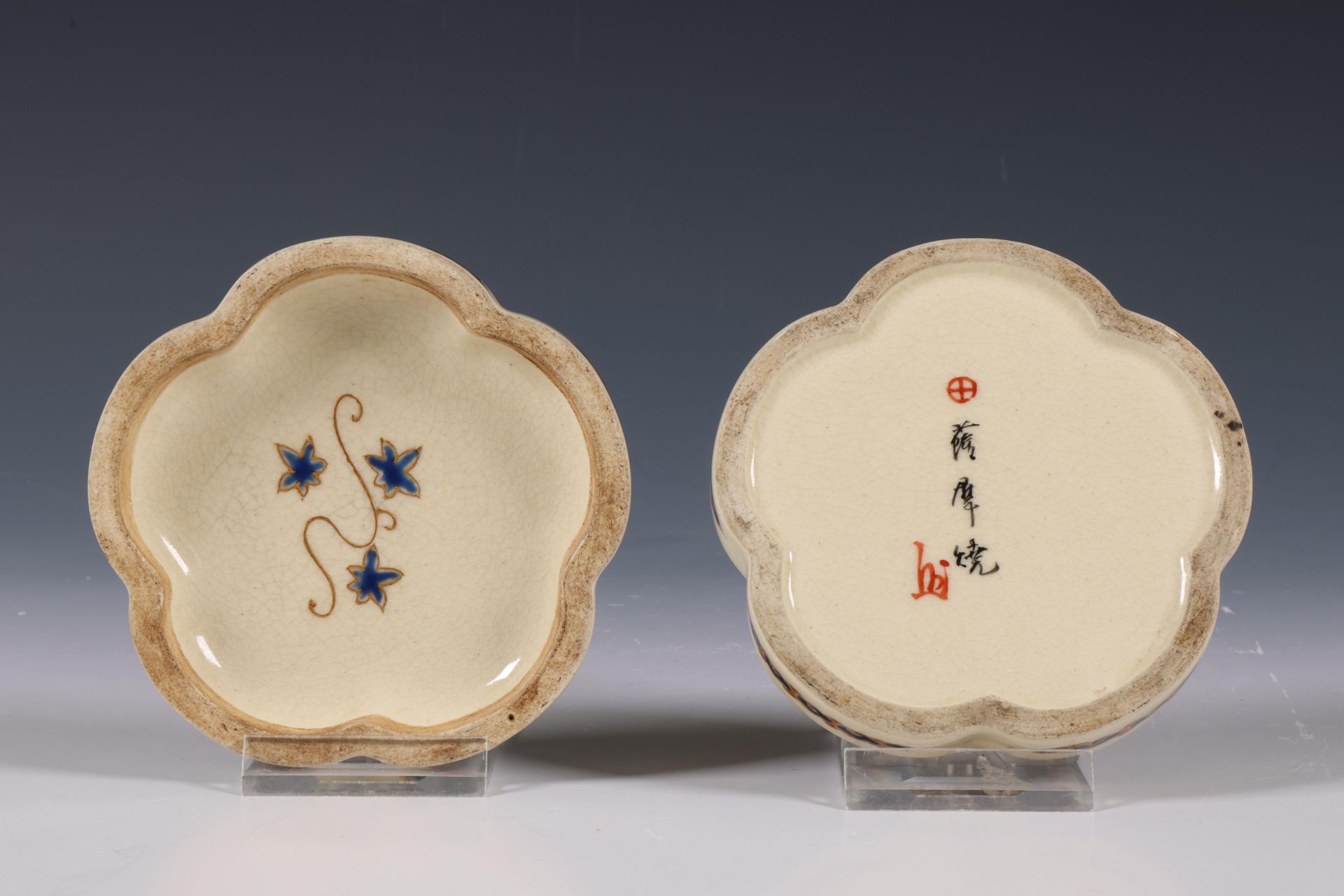 Japan, Satsuma porcelain chrysanthemum-shaped box and cover, signed, Meiji period (1868-1912), - Bild 4 aus 4