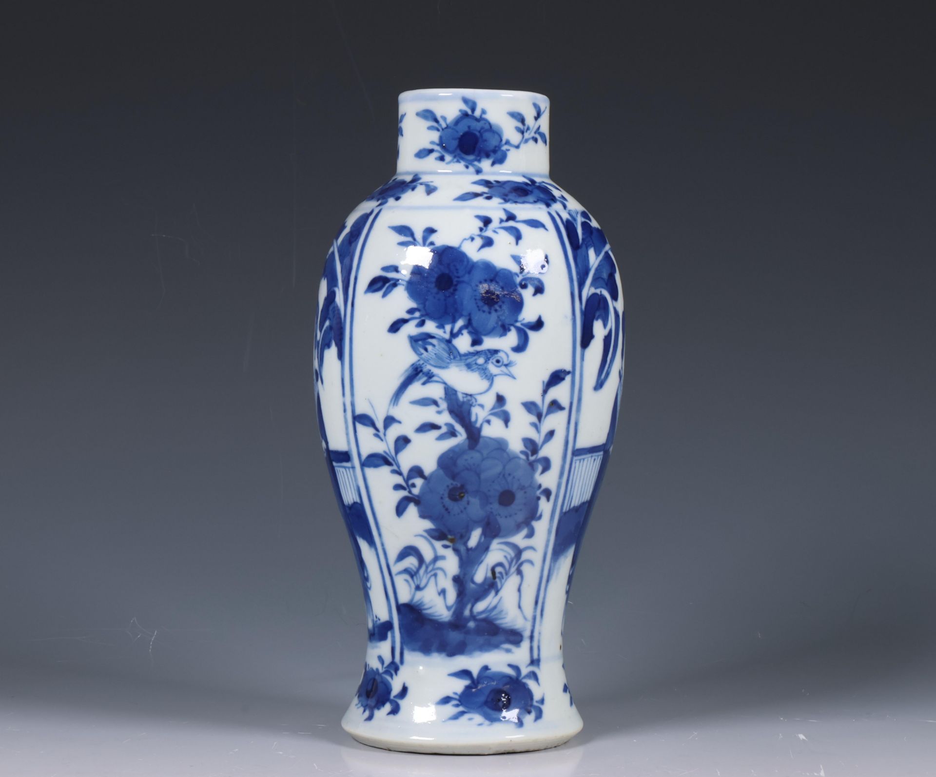 China, blue and white Kangxi-style porcelain vase, 20th century, - Image 4 of 6