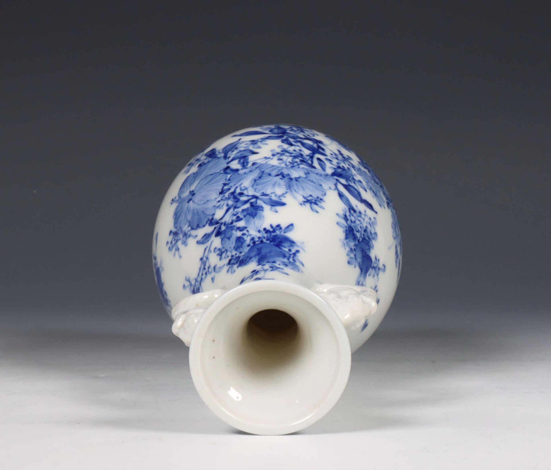 Japan, blue and white porcelain pear-shaped vase, 20th century, - Bild 3 aus 4