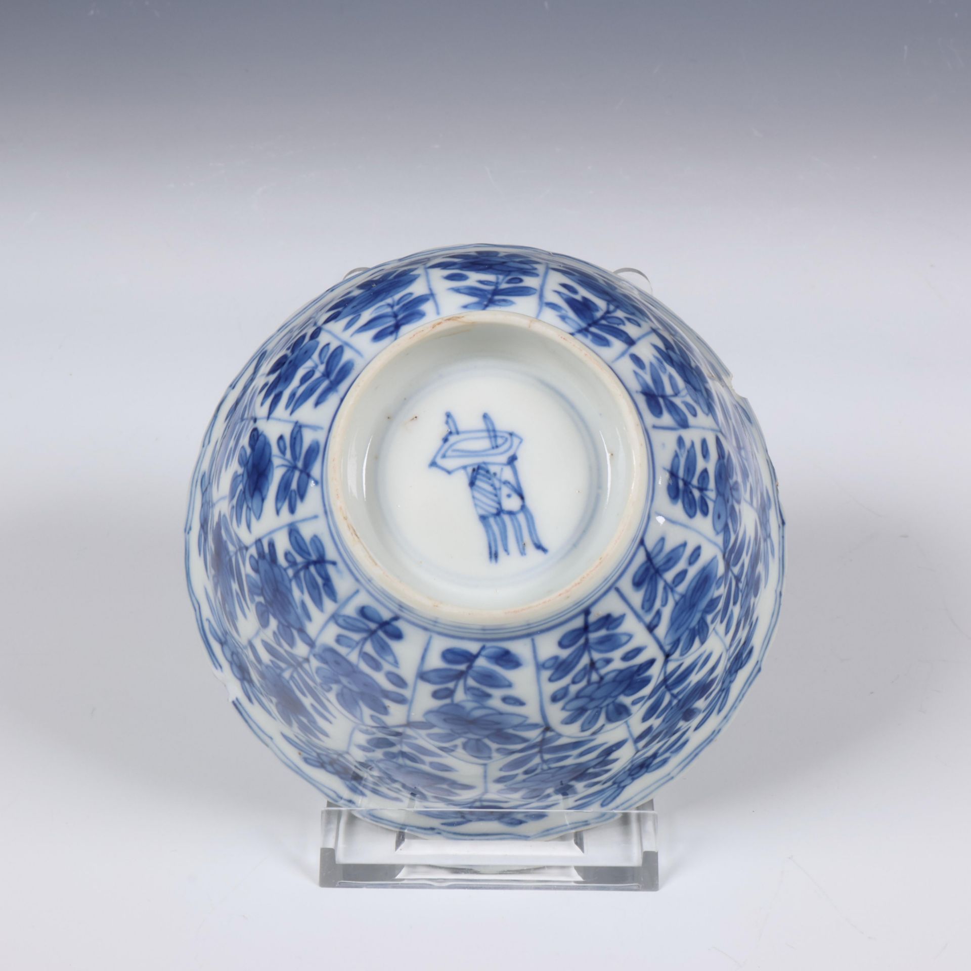 China, blue and white porcelain floral bowl, Kangxi period (1662-1722), - Image 4 of 5