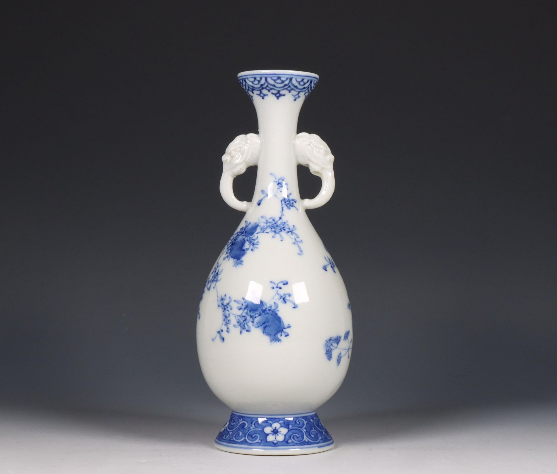 Japan, blue and white porcelain pear-shaped vase, 20th century, - Bild 2 aus 4