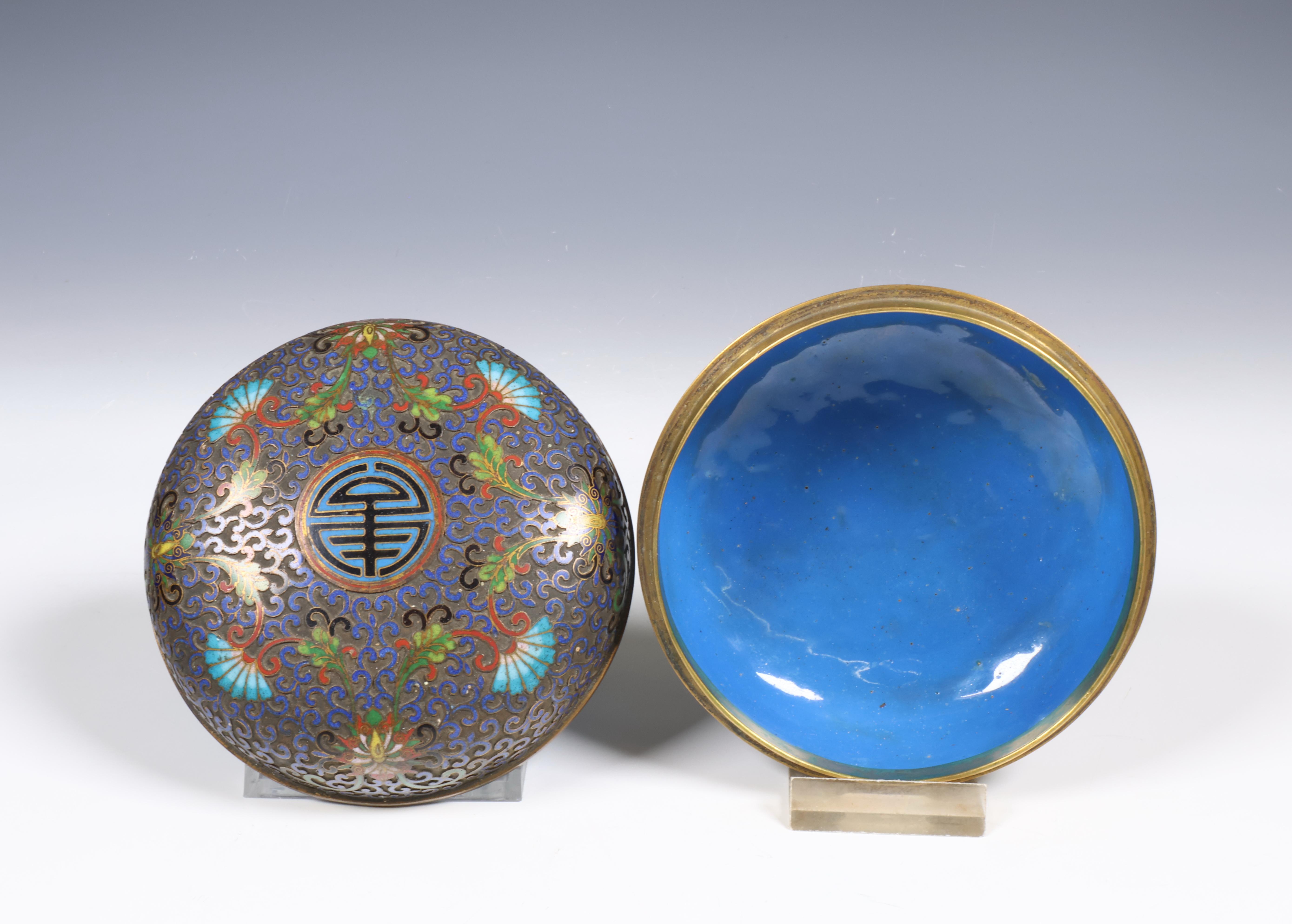 China, cloisonné enamel incense box and cover, late Qing dynasty (1644-1912), - Image 2 of 3