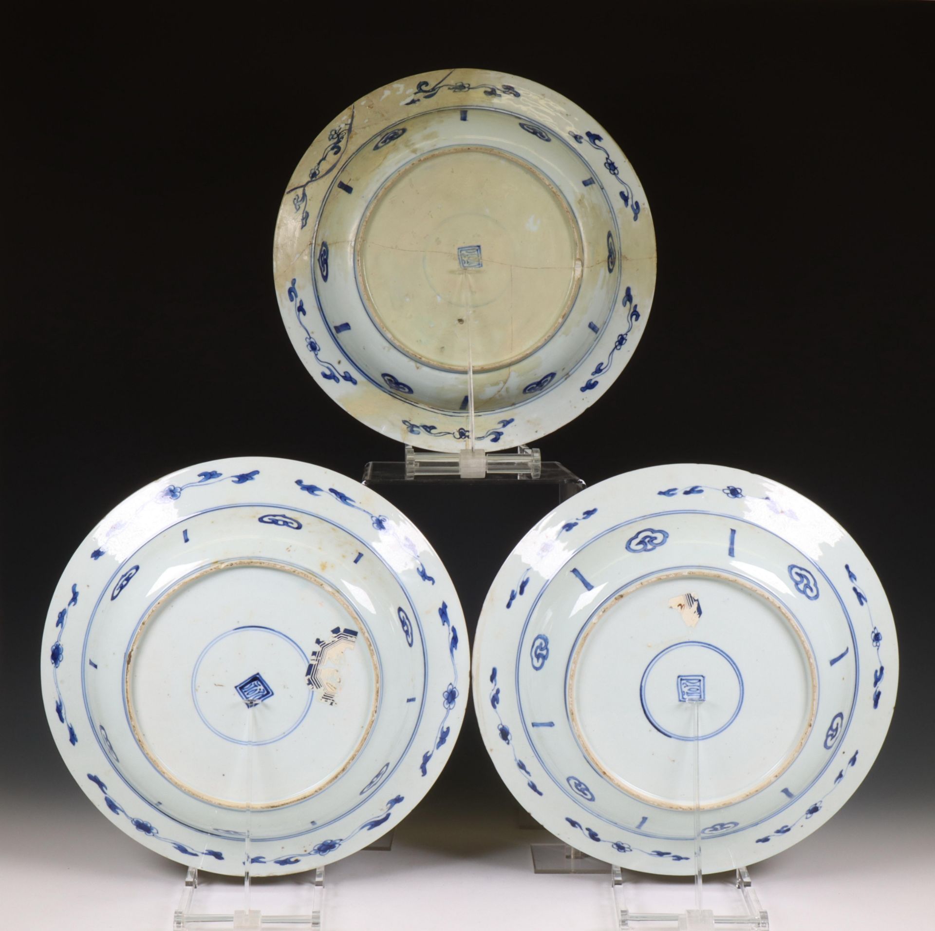 China, set of three blue and white porcelain deep dishes, Kangxi period (1662-1722), - Bild 2 aus 4