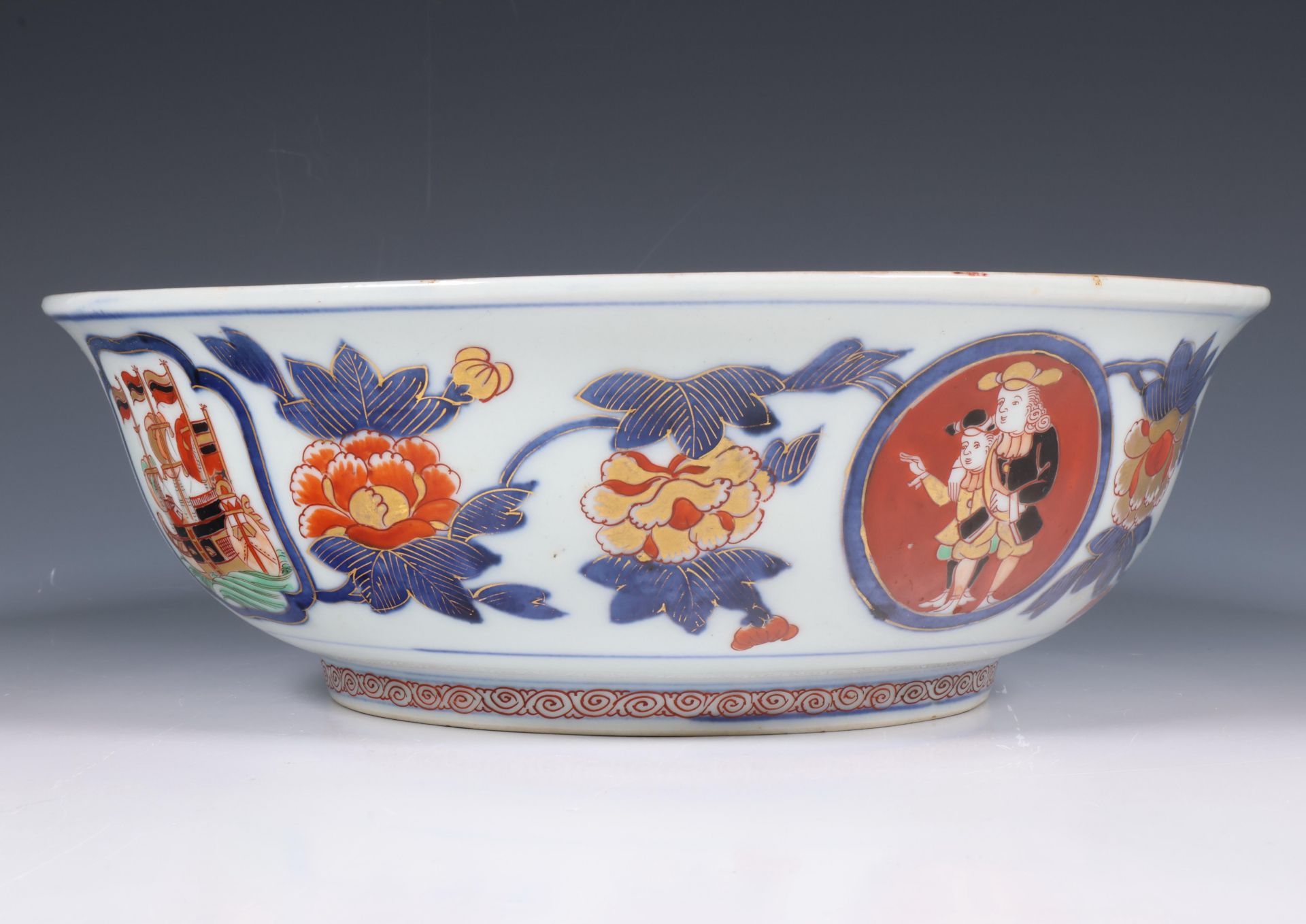 Japan, Imari Namban porcelain 'black ship' bowl, 19th century, - Bild 4 aus 7