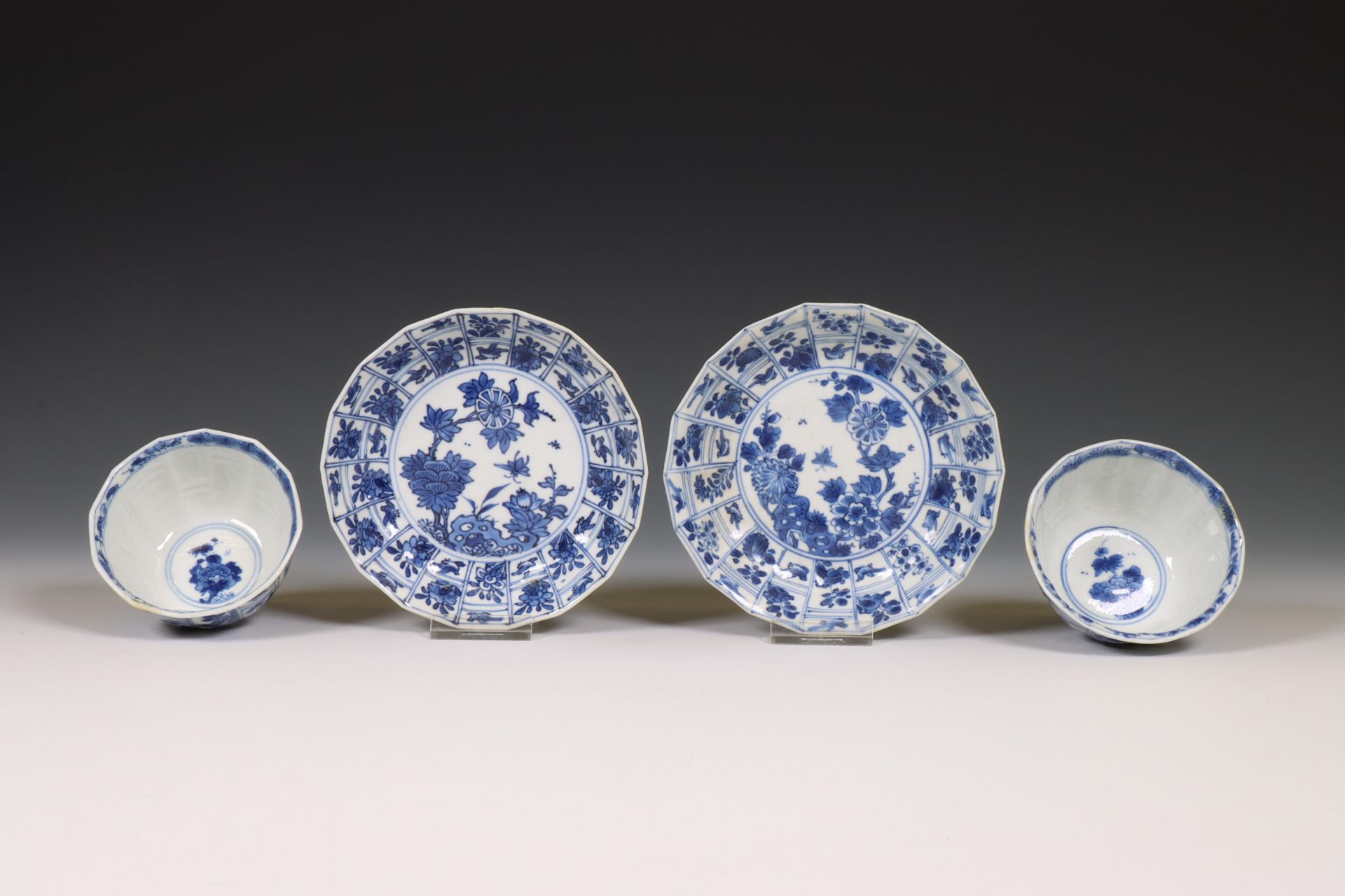 China, pair of blue and white porcelain cups and saucers, Kangxi period (1662-1722), - Bild 2 aus 3