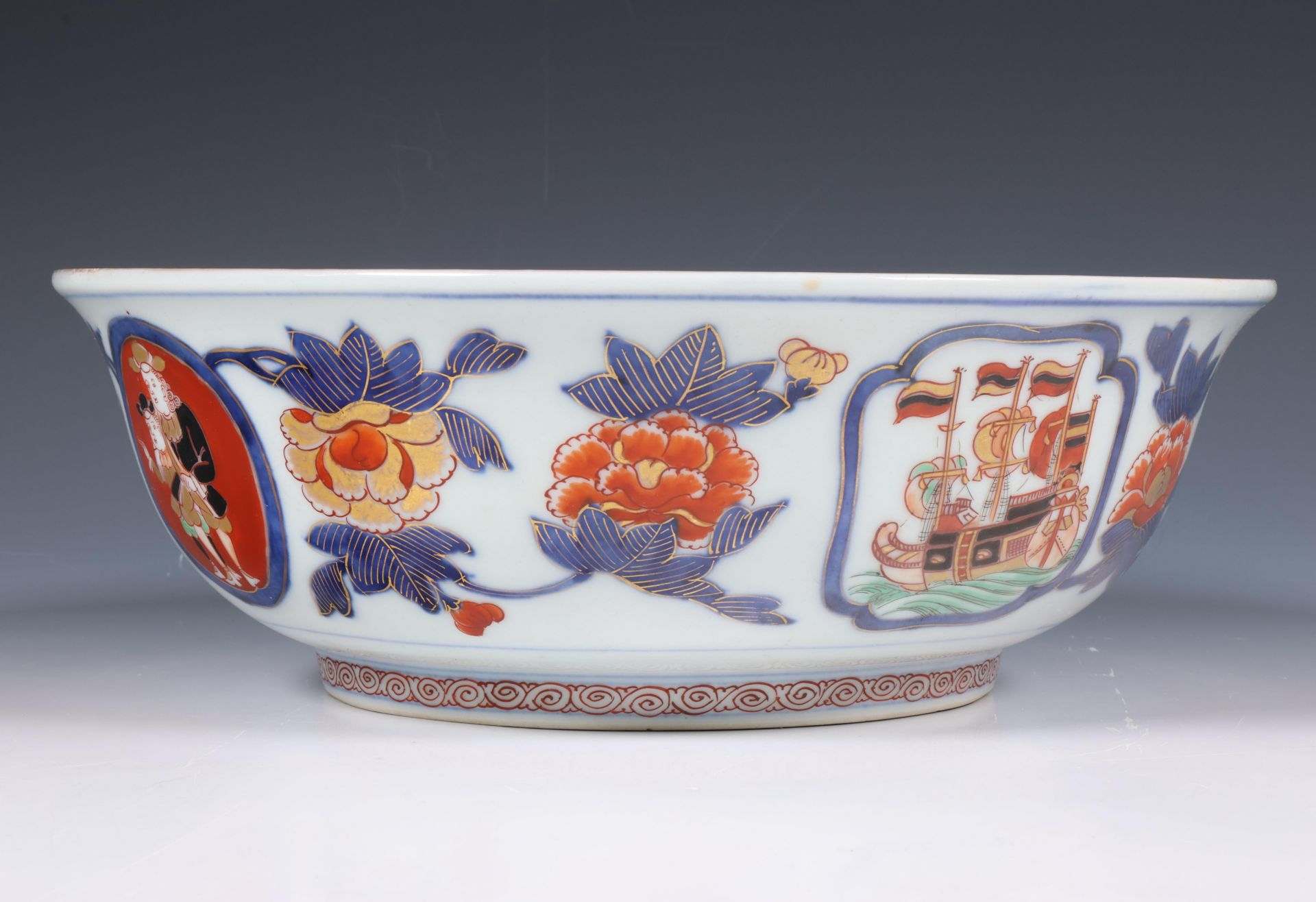 Japan, Imari Namban porcelain 'black ship' bowl, 19th century, - Bild 3 aus 7