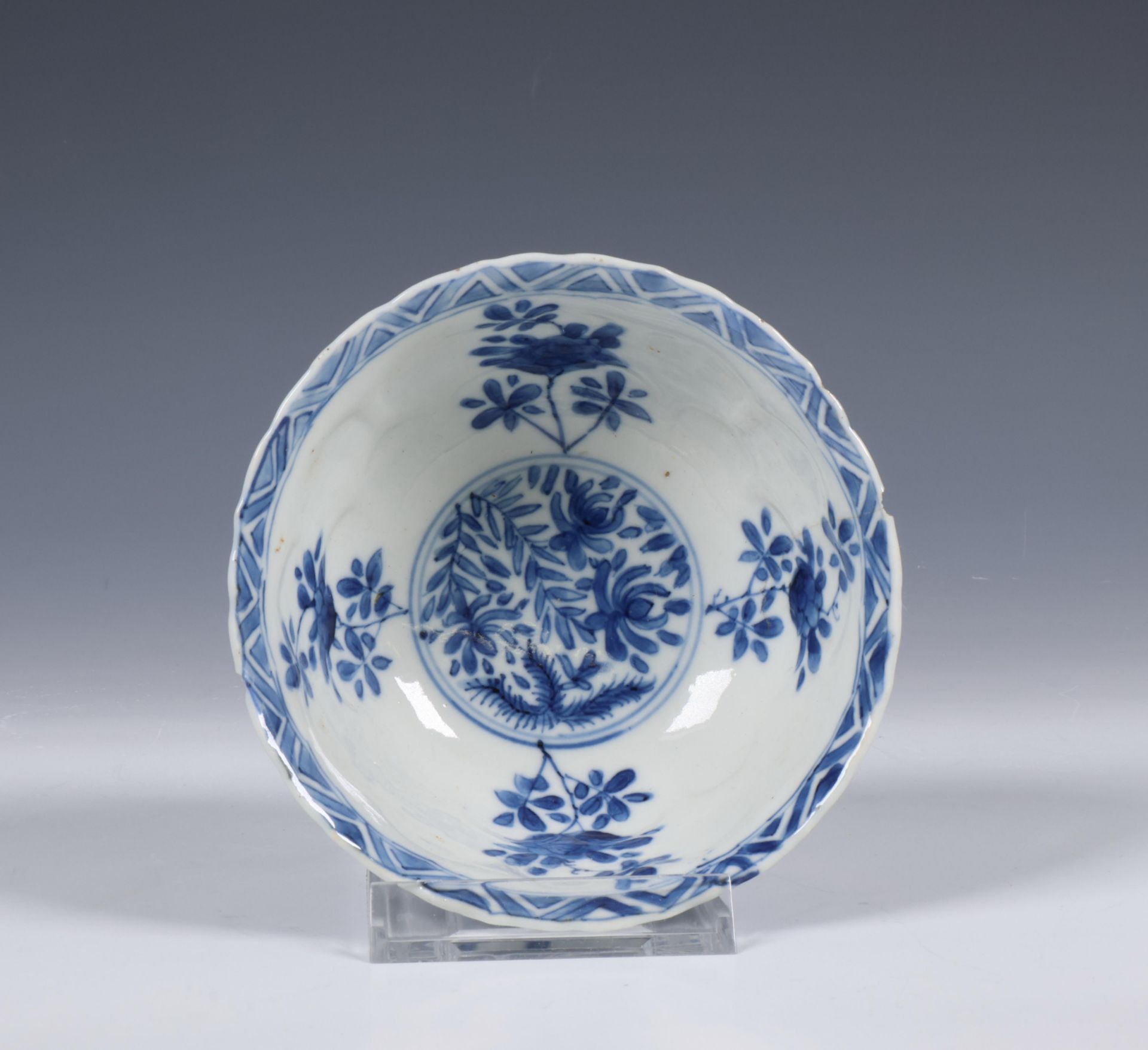 China, blue and white porcelain floral bowl, Kangxi period (1662-1722), - Image 3 of 5