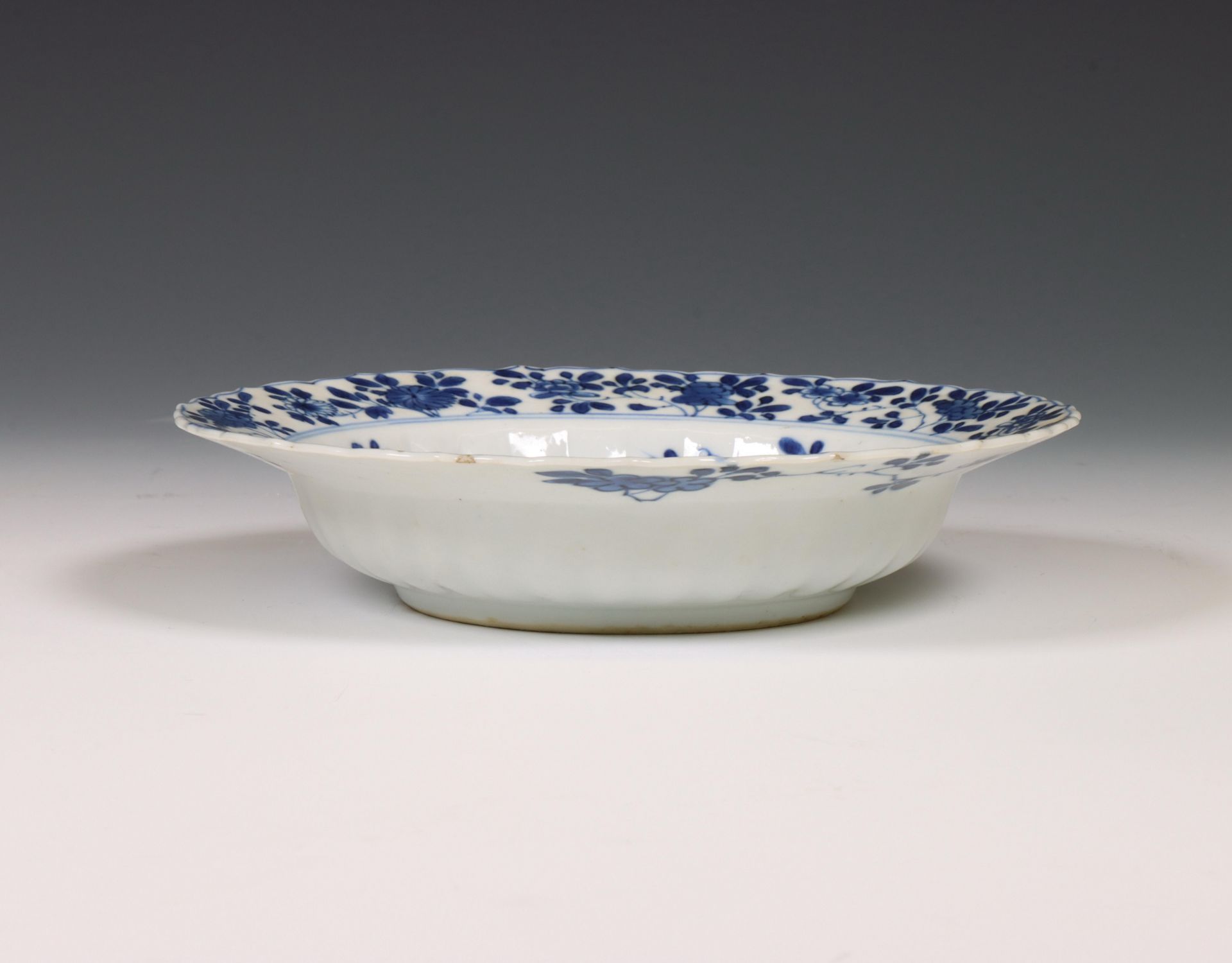 China, blue and white porcelain deep dish, Kangxi period (1662-1722), - Image 3 of 3