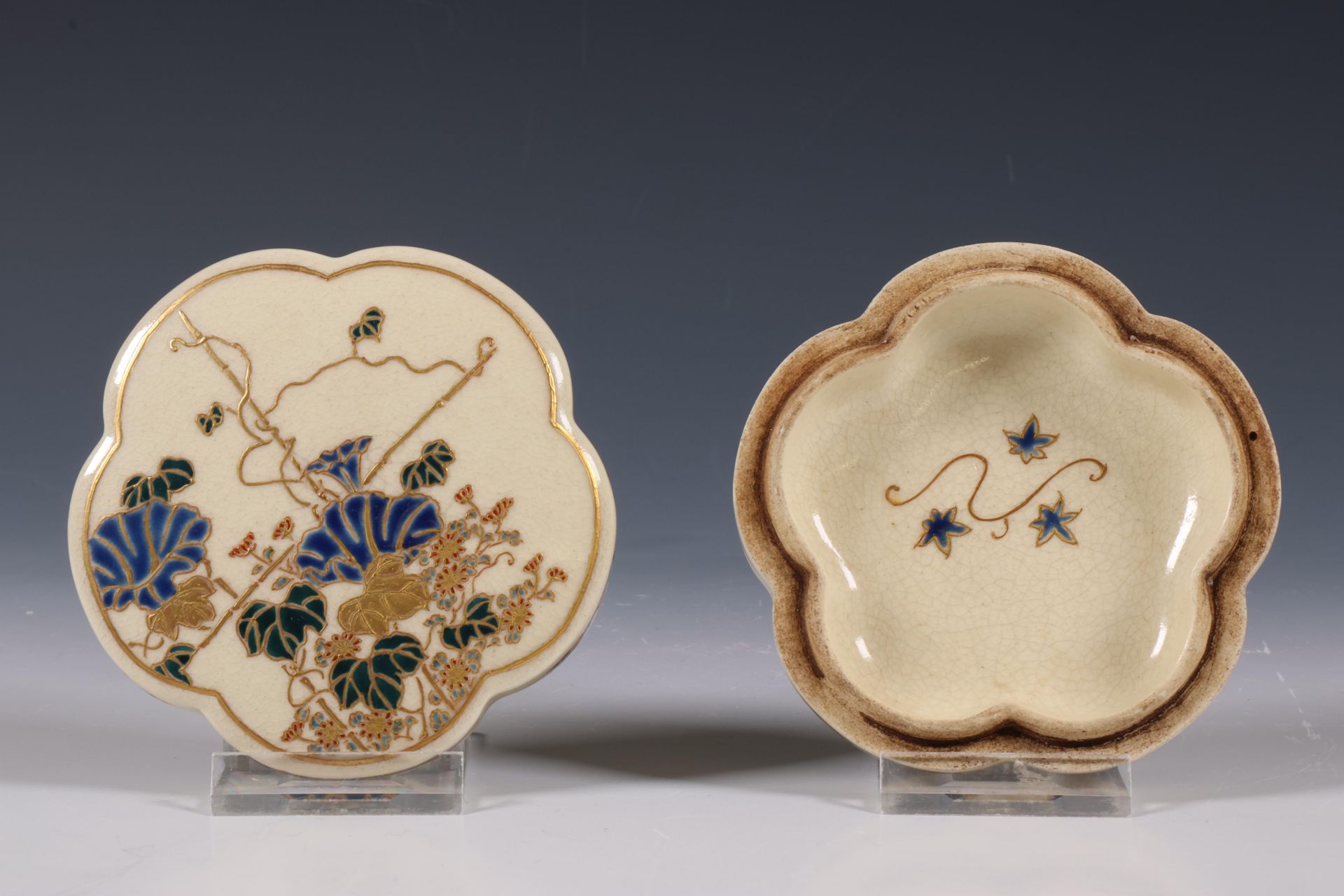 Japan, Satsuma porcelain chrysanthemum-shaped box and cover, signed, Meiji period (1868-1912), - Bild 3 aus 4