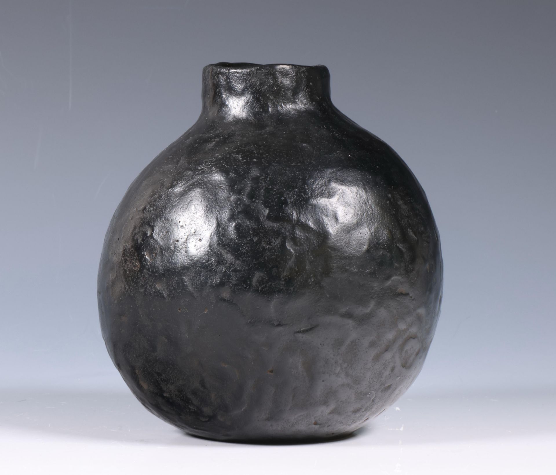 Japan, moulded black patinated bronze vase, signed Nishi Daiyu (1923-2013),