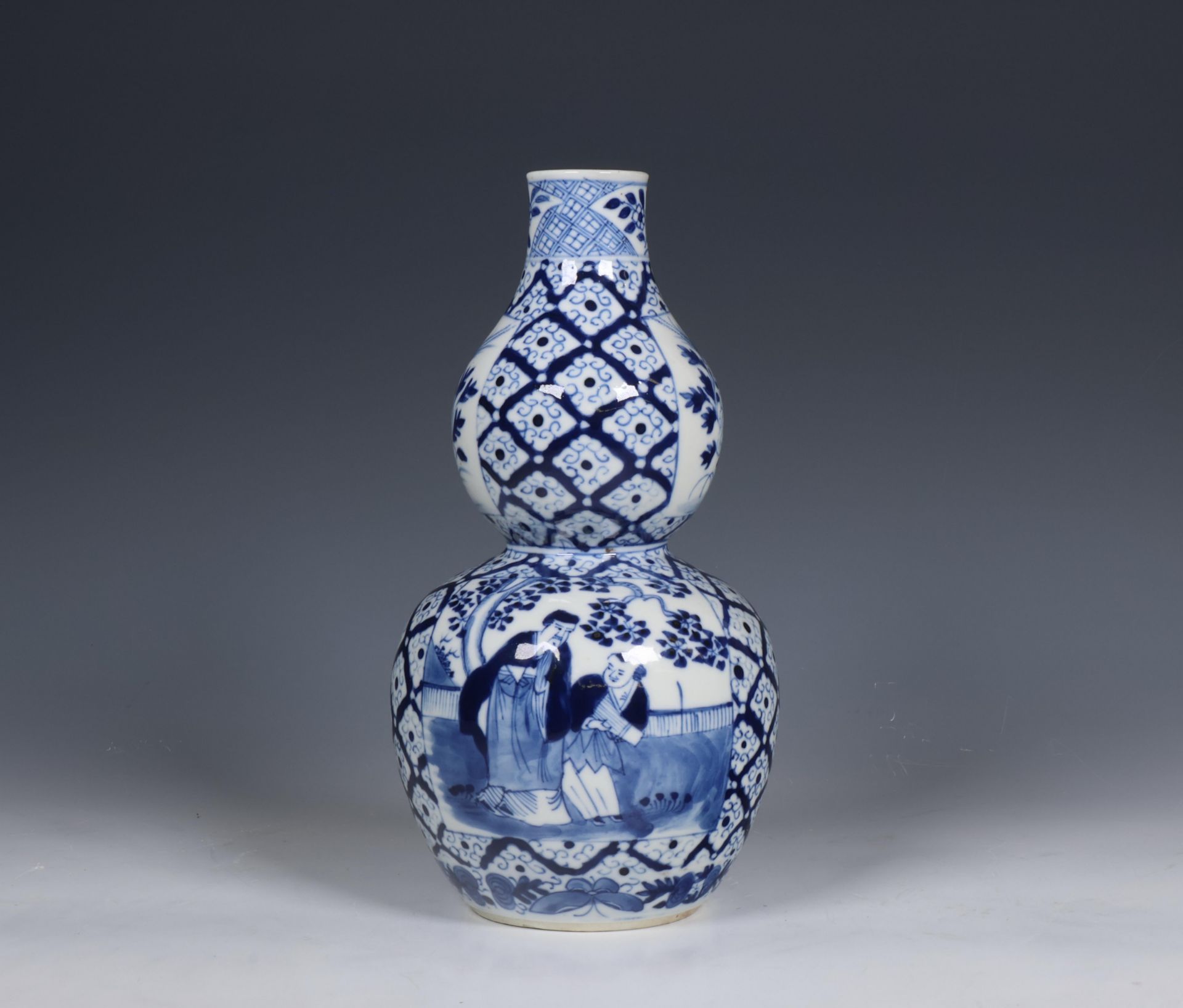 China, blue and white porcelain double-gourd vase, 19th century,