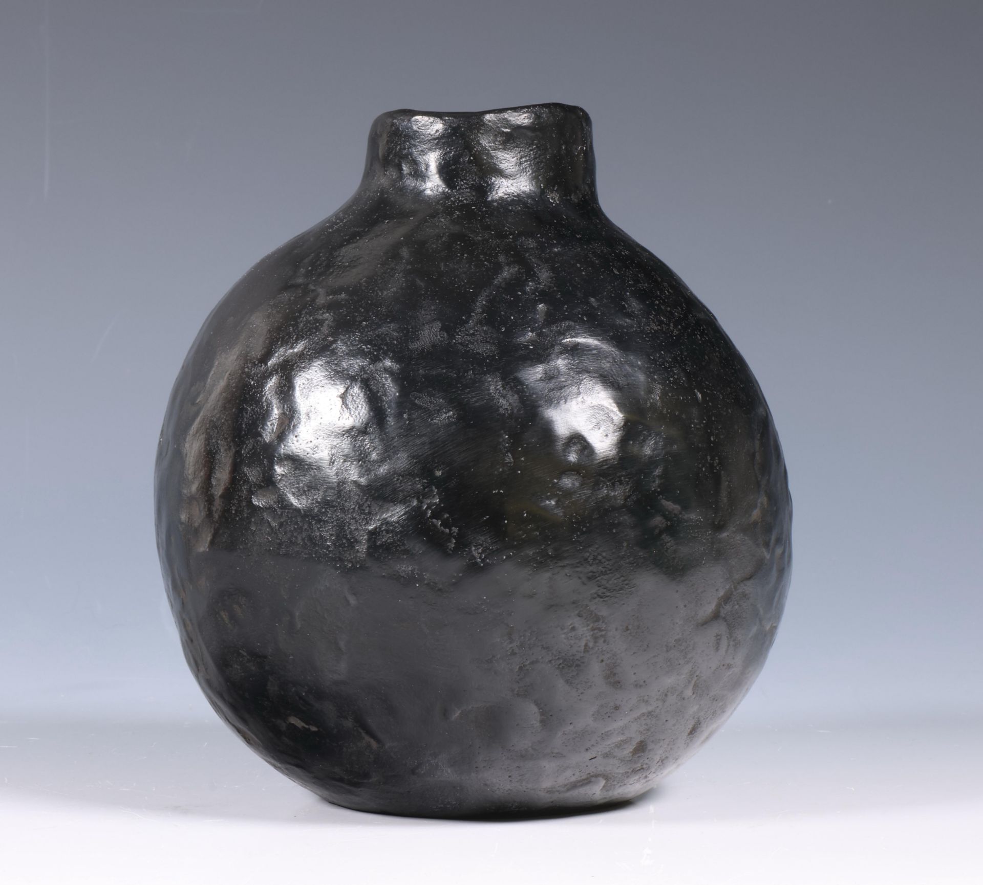Japan, moulded black patinated bronze vase, signed Nishi Daiyu (1923-2013), - Bild 2 aus 4