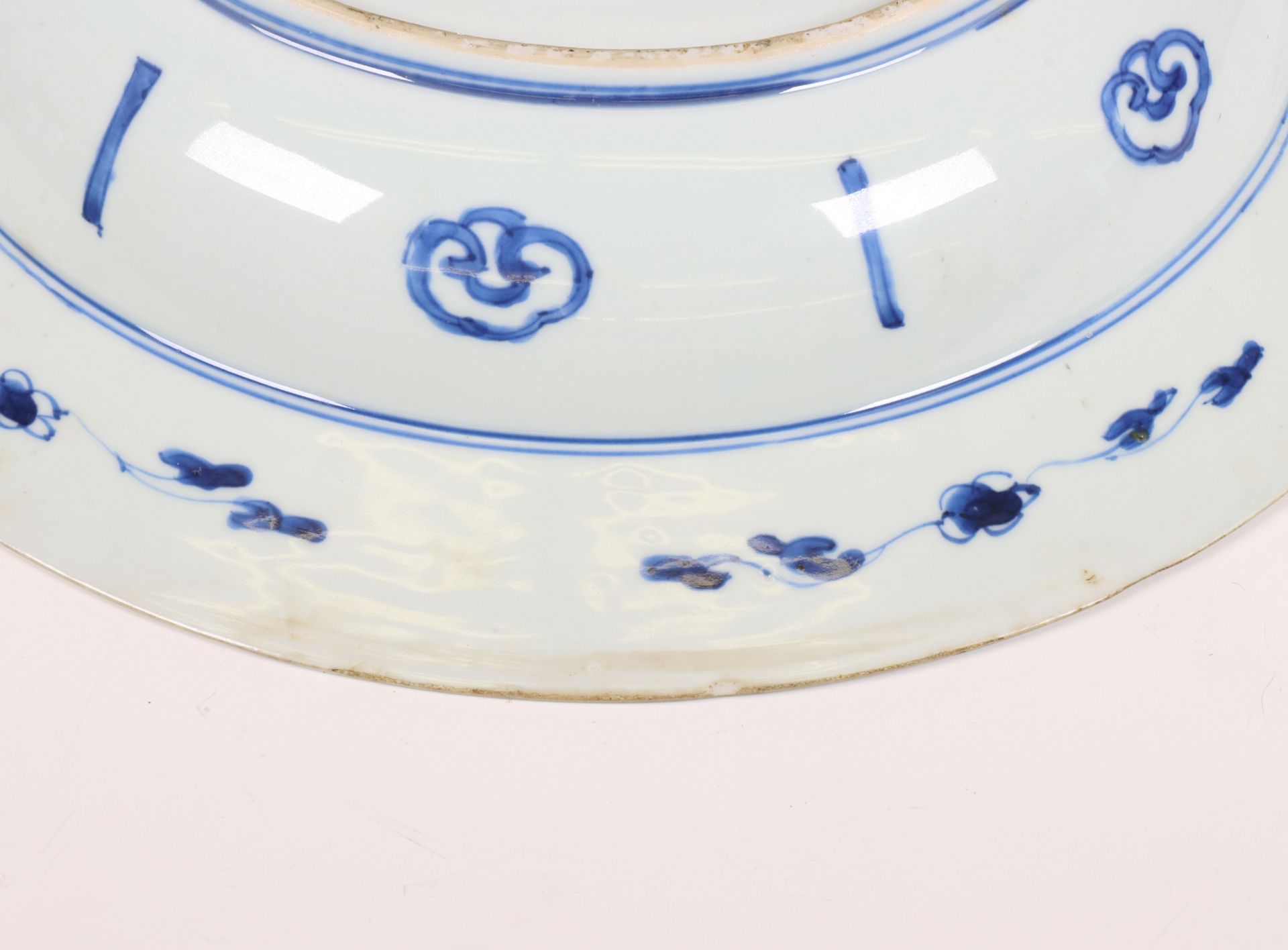 China, set of three blue and white porcelain deep dishes, Kangxi period (1662-1722), - Bild 4 aus 4