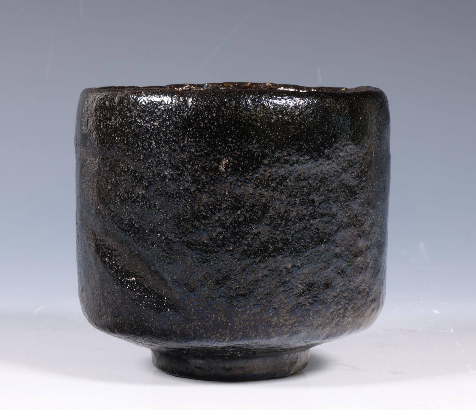 Japan, black ceramic Kuro-Raku teabowl (chawan), - Bild 2 aus 4