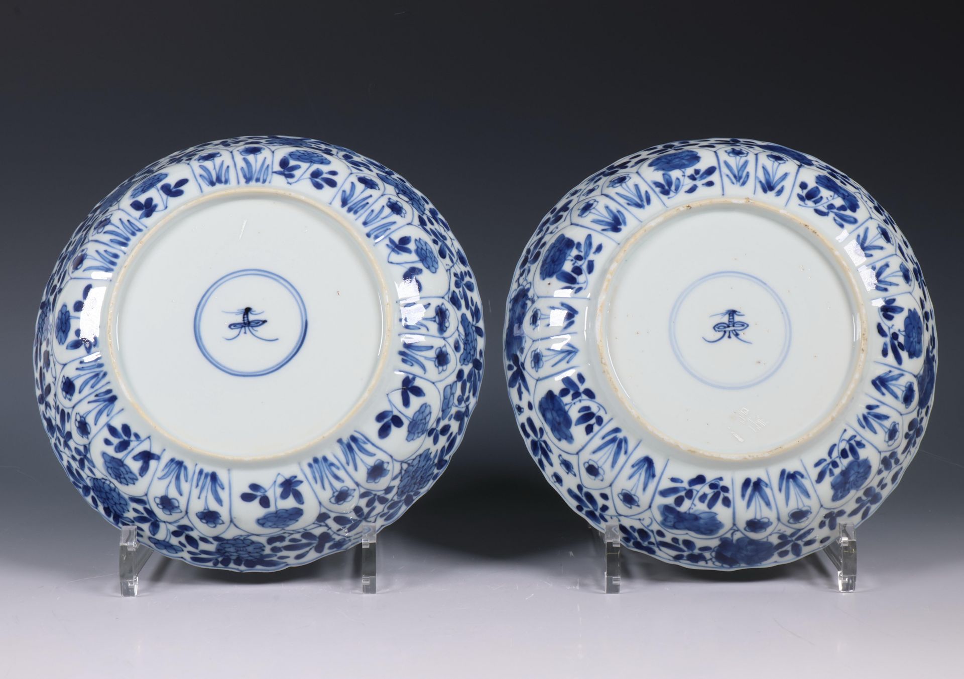 China, two pairs of blue and white plates, Kangxi period (1662-1722) and 18th century, - Image 4 of 4