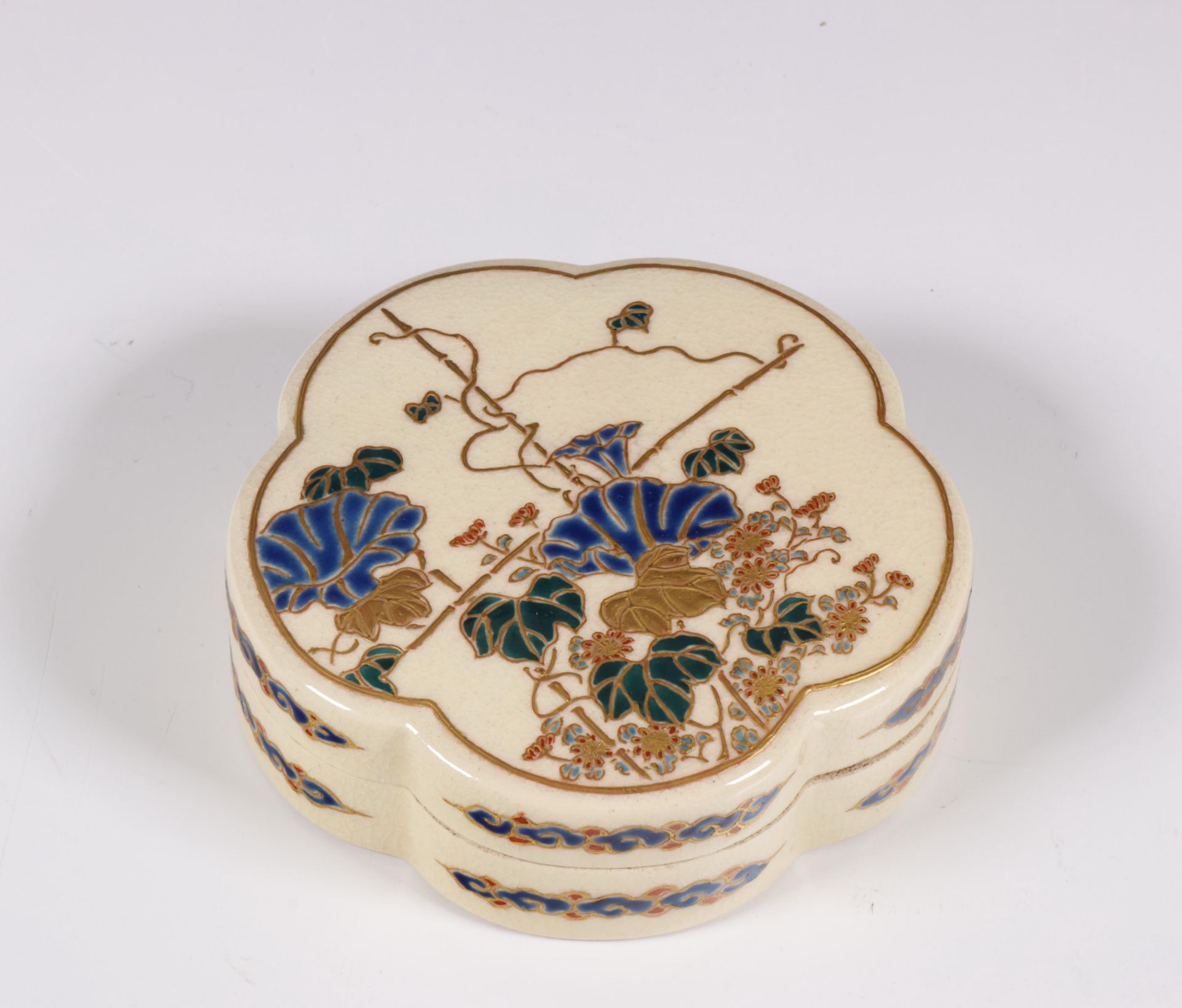 Japan, Satsuma porcelain chrysanthemum-shaped box and cover, signed, Meiji period (1868-1912),