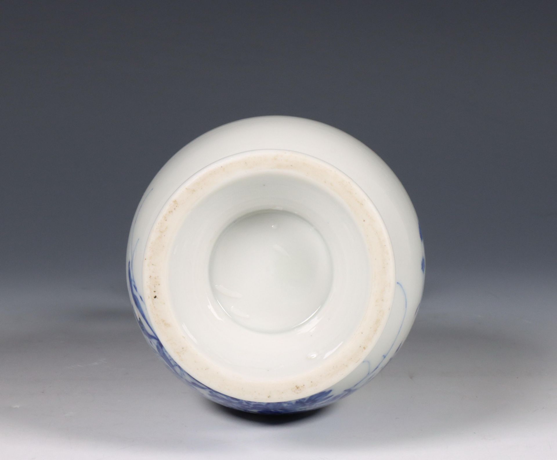 Japan, blue and white porcelain pear-shaped vase, 20th century, - Bild 4 aus 4