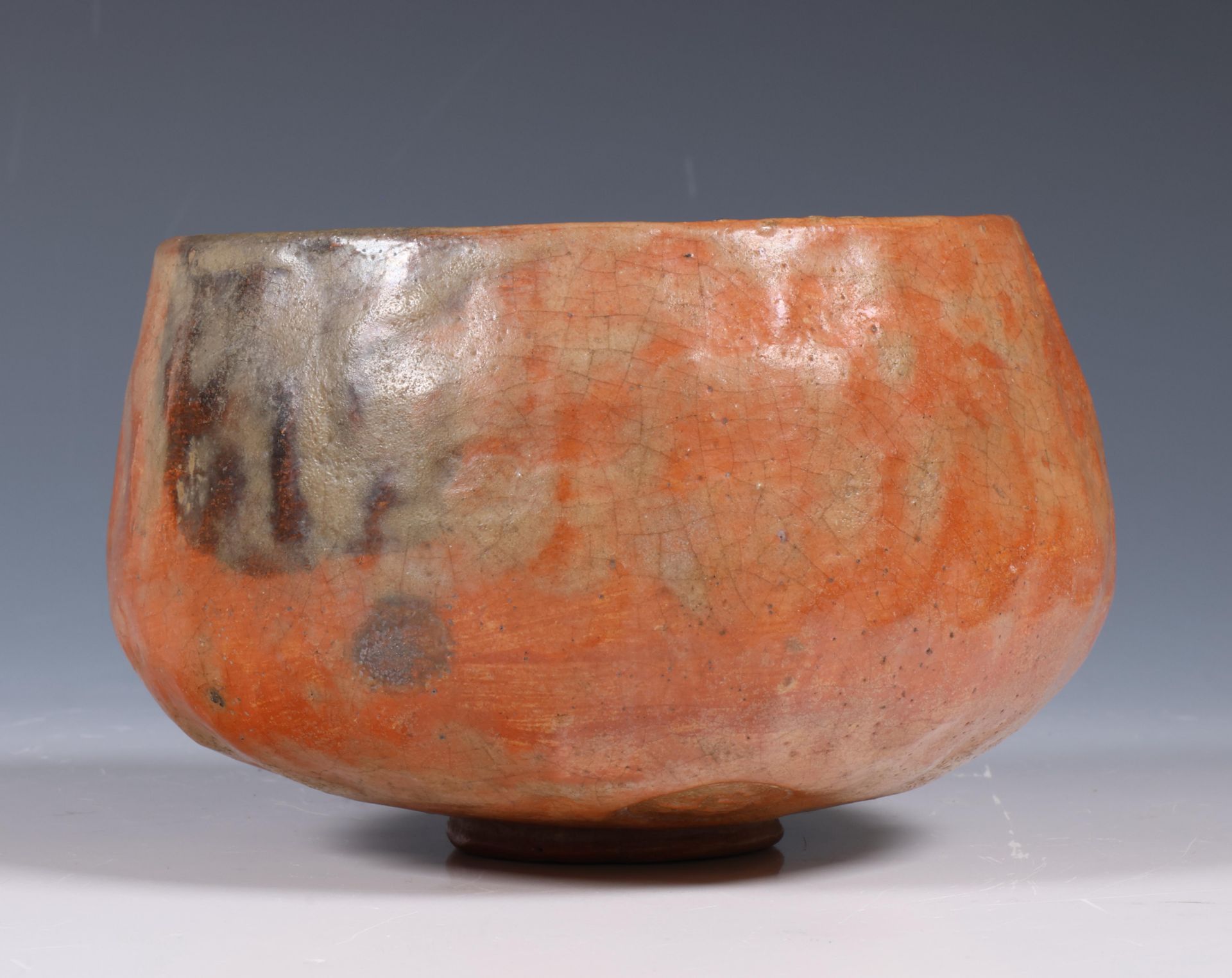 Japan, large red ceramic Aka-Raku teabowl (chawan), signed - Bild 2 aus 4