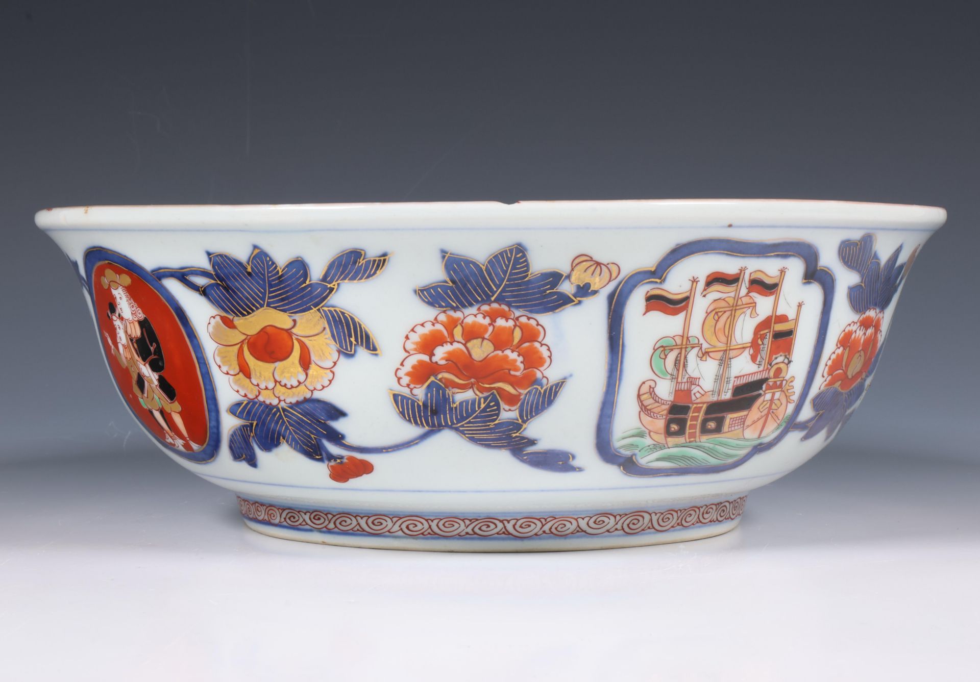 Japan, Imari Namban porcelain 'black ship' bowl, 19th century, - Bild 5 aus 7