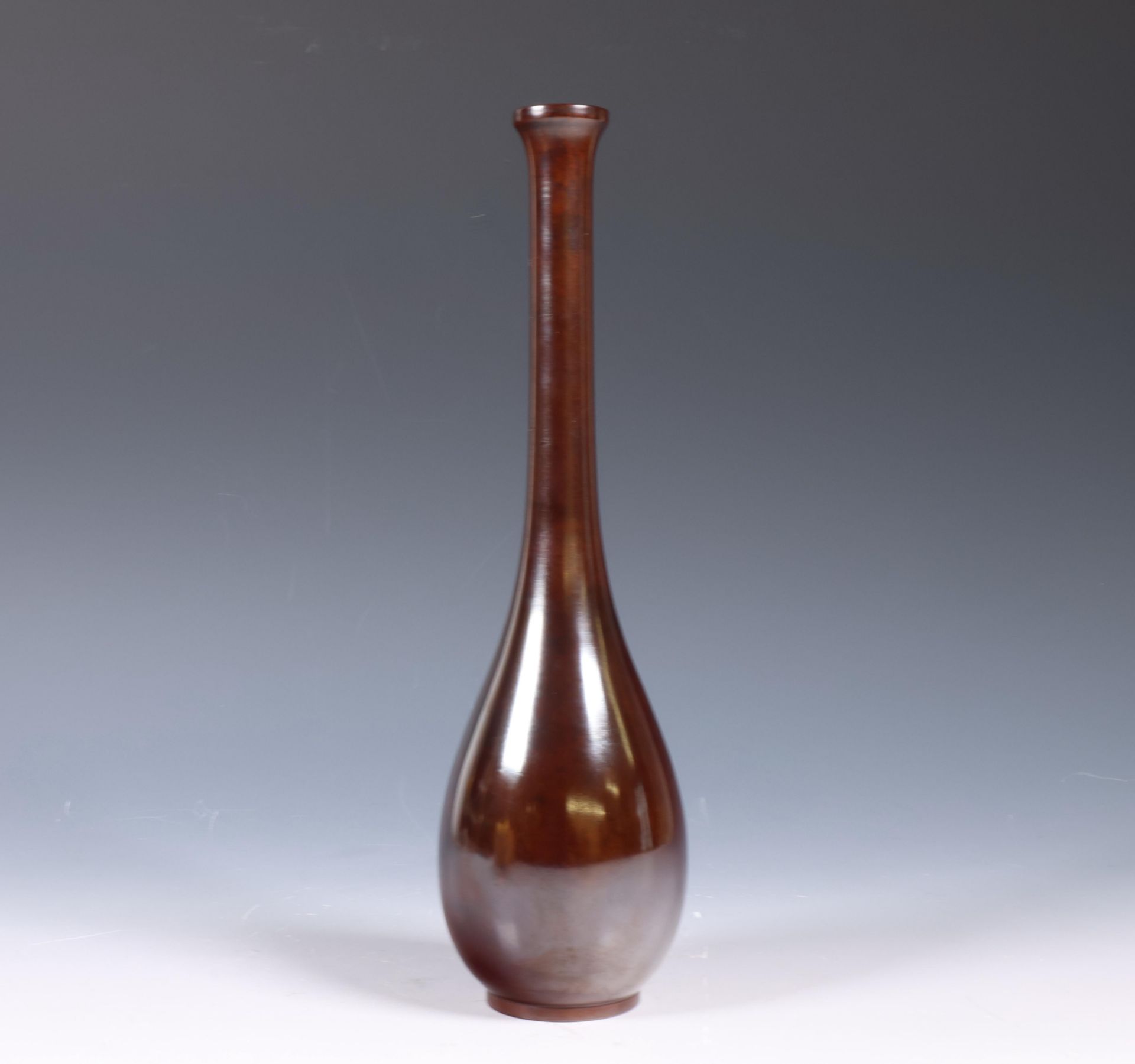 Japan, brown patinated vase (tsurukubi), signed Yasumi Nakajima (1905-1986), - Bild 2 aus 4