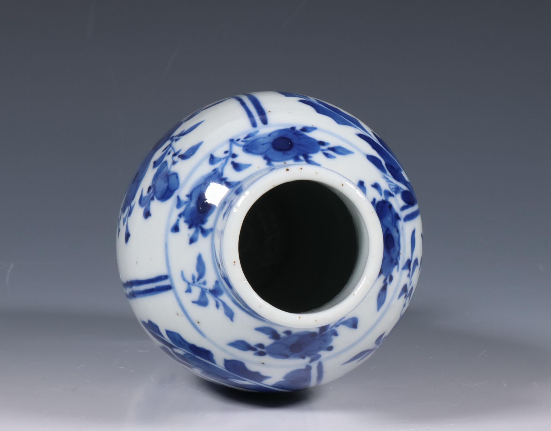 China, blue and white Kangxi-style porcelain vase, 20th century, - Image 5 of 6