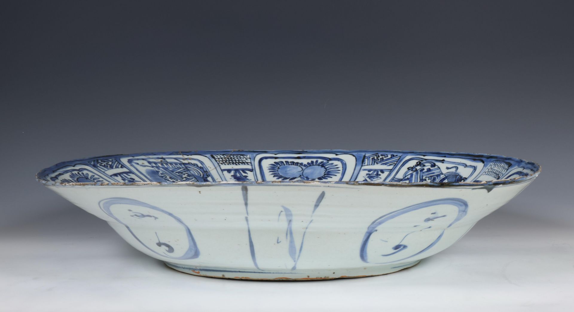 China, large blue and white 'kraak porselein' dish, Wanli period (1573-1619), - Bild 5 aus 5