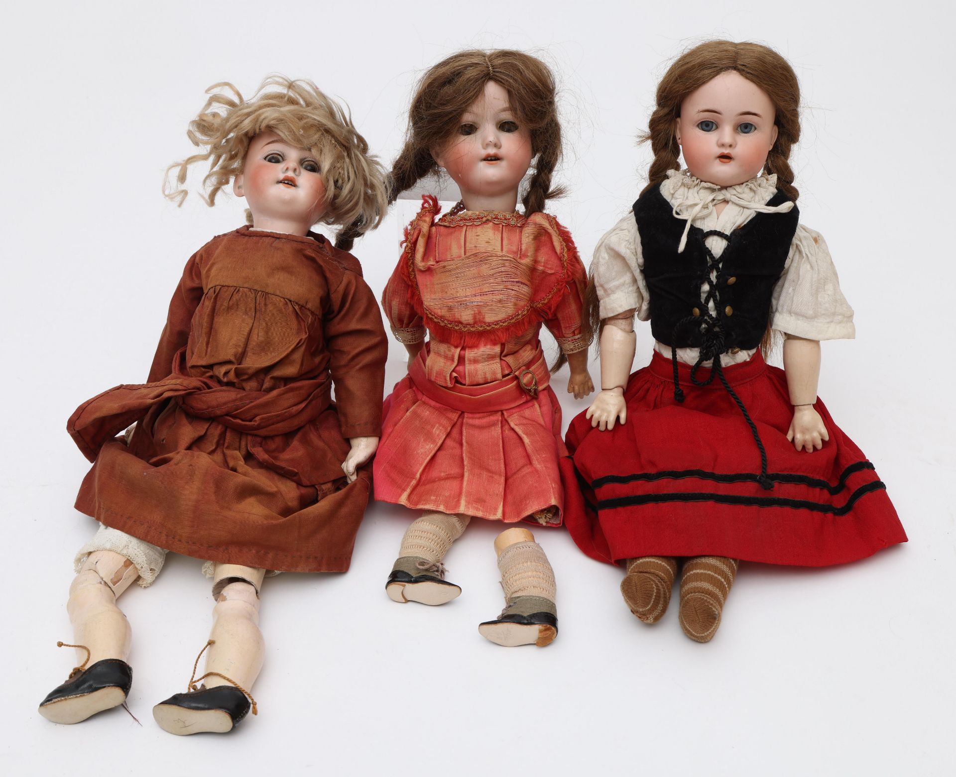 Drie poppen met porseleinen hoofd, 19e eeuw;