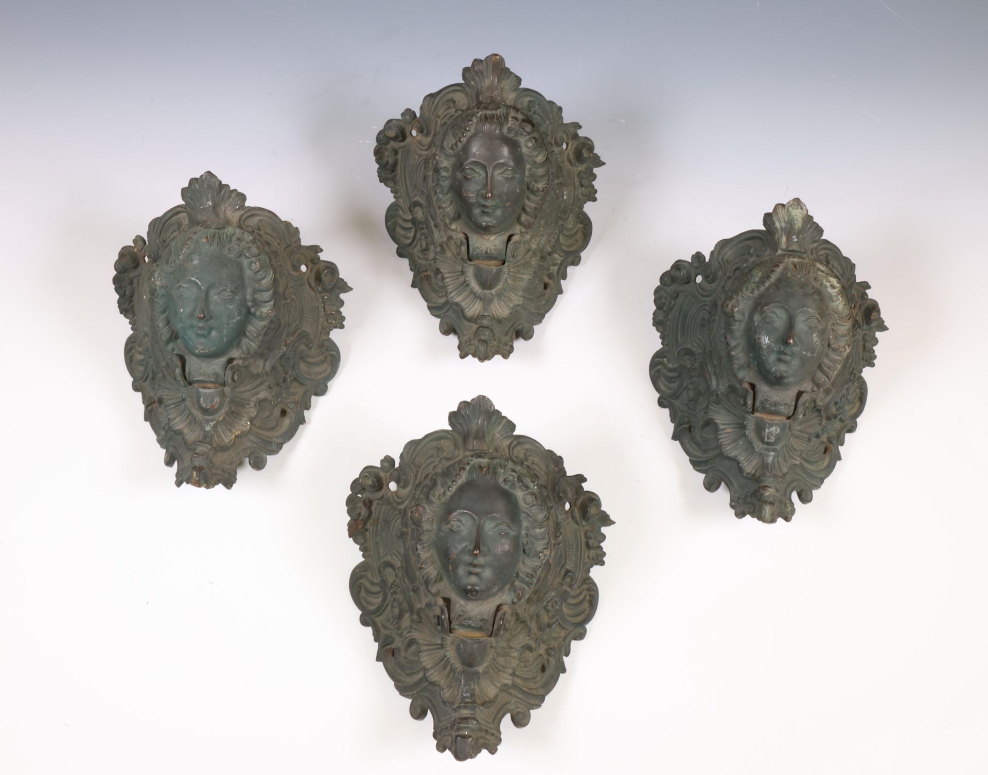 Frankrijk, vier gegoten metalen hoekornamenten van biljarttafel, 19e eeuw;