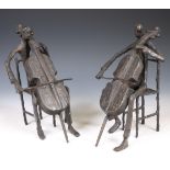 Twee zwart gepatineerde bronzen sculpturen van cellospelers, 20e eeuw.