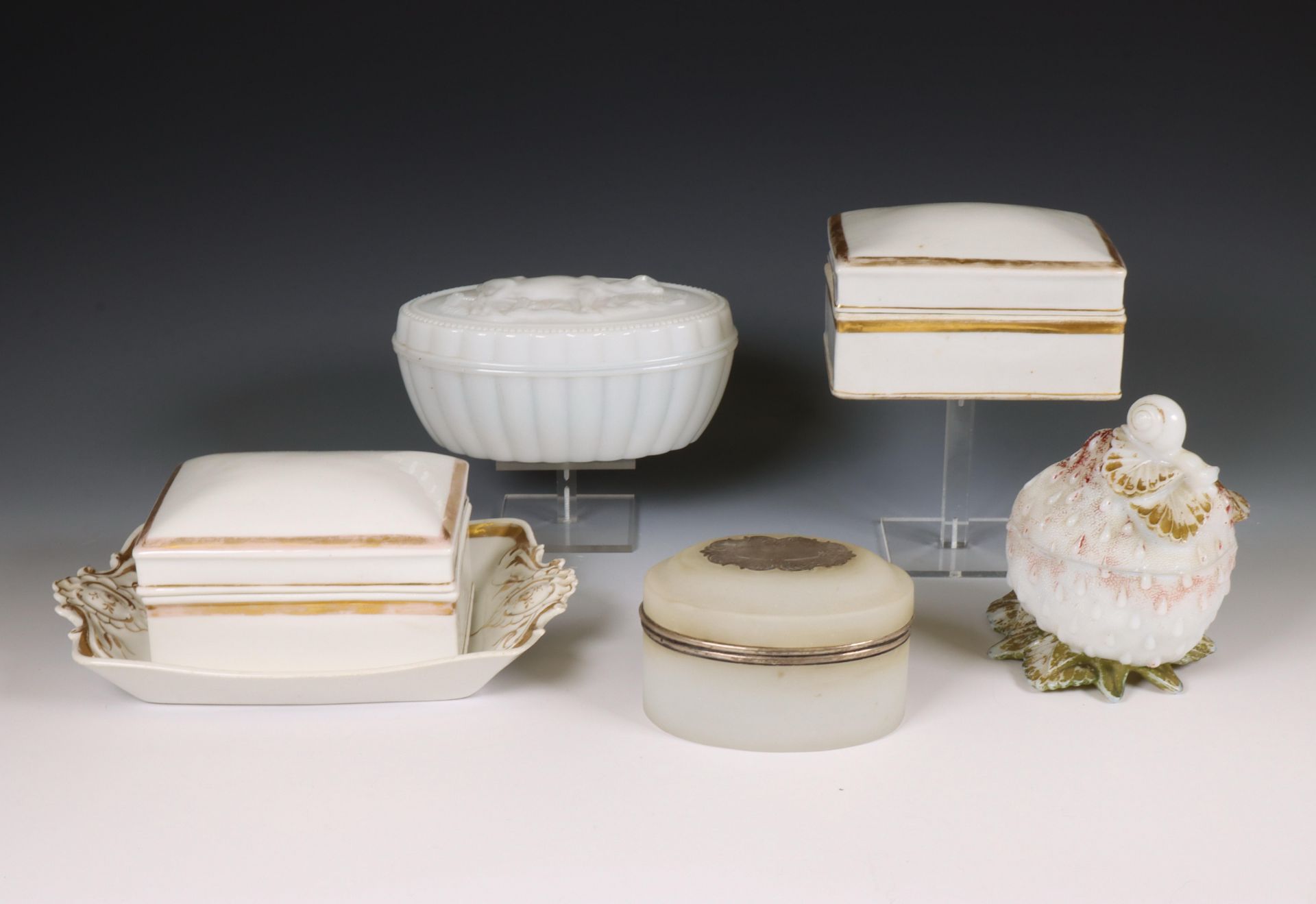 Vijf diverse glazen en porseleinen dekseldozen, 19e-20e eeuw. Waaronder Vallerysthal