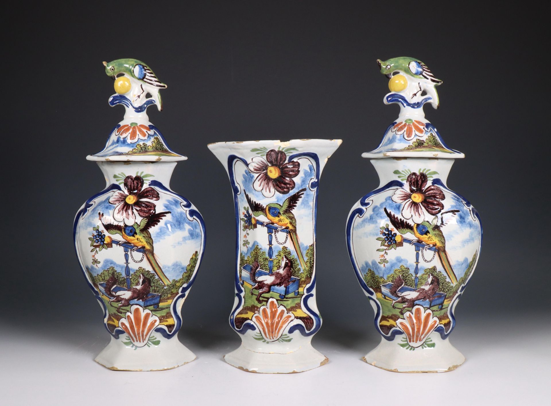 Delft, driedelig aardewerk kaststel, de Klaauw, 19e eeuw;
