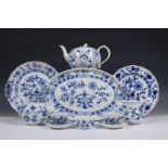 Porseleinen servies gedeelte decor Zwiebelmuster, Meissen, 19e/20e eeuw;