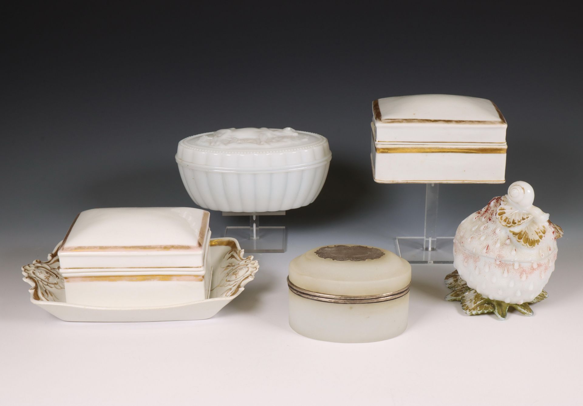Vijf diverse glazen en porseleinen dekseldozen, 19e-20e eeuw. Waaronder Vallerysthal - Image 3 of 3