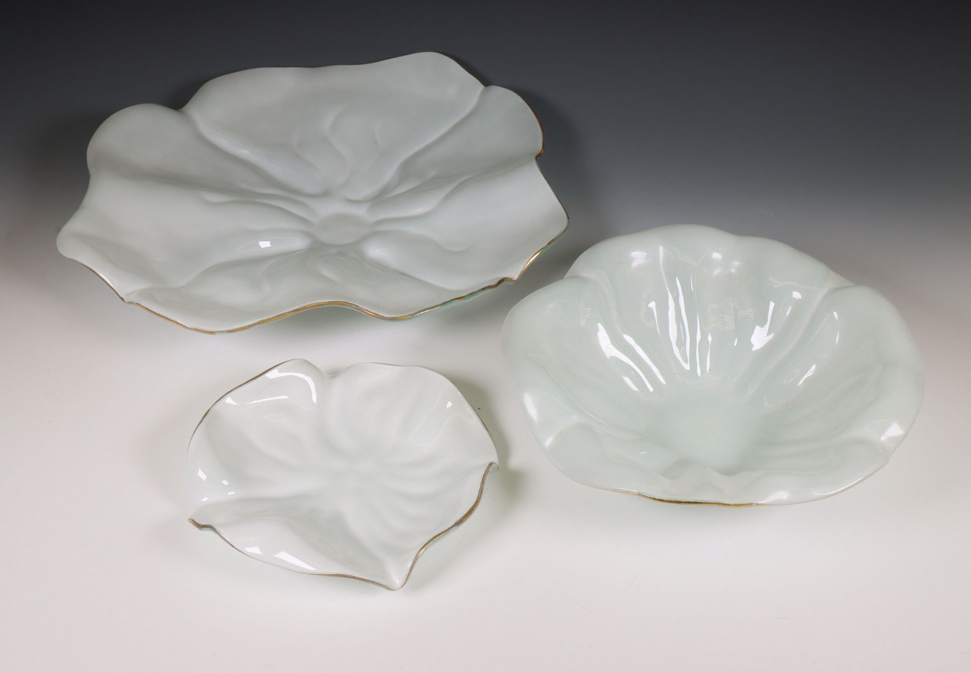 Annie Glass, drie glazen geschulpte schalen, ca. 1990;