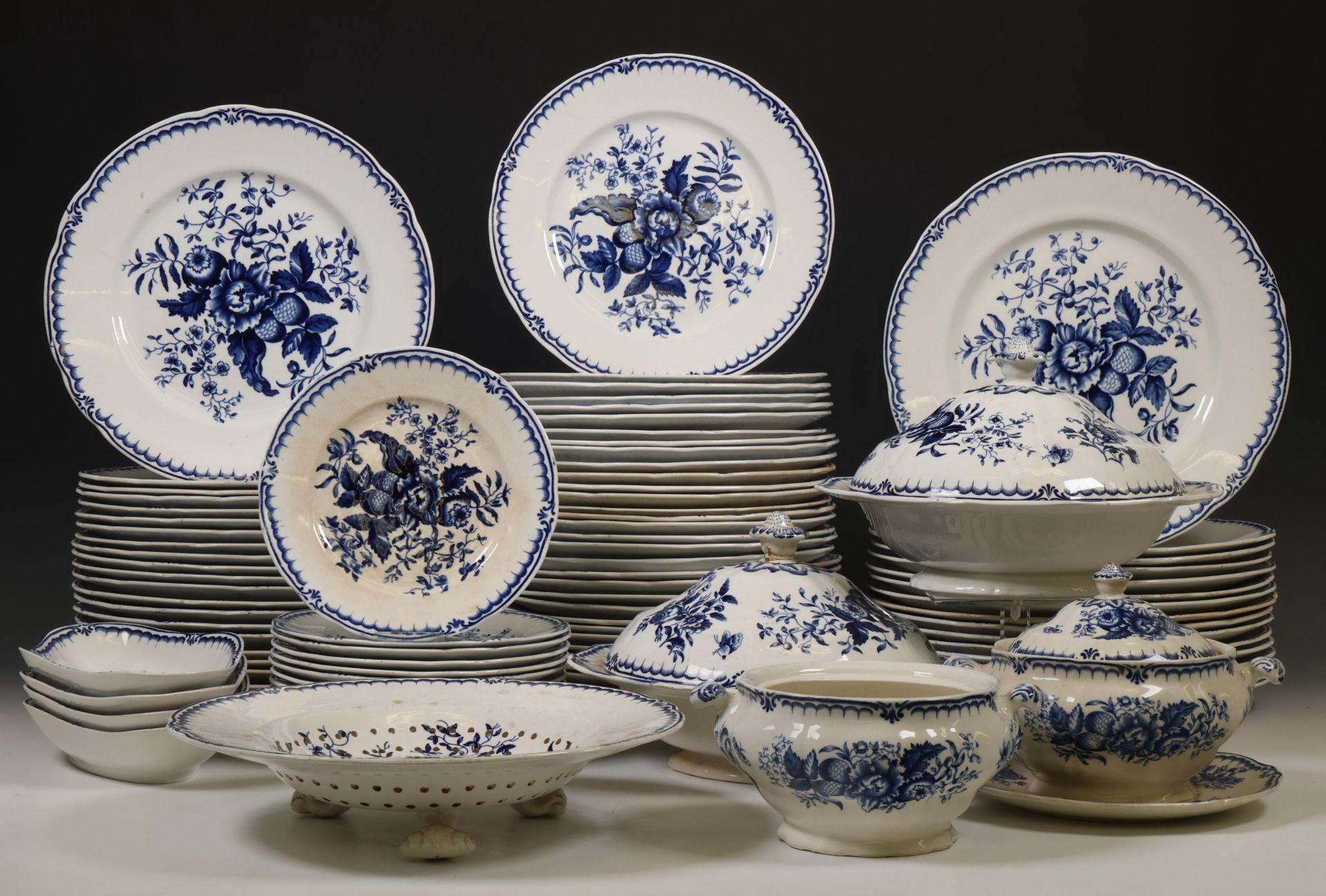 Engeland, Booths, uitgebreid aardewerk dinerservies, decor Peony Blue, 19e/20e eeuw;